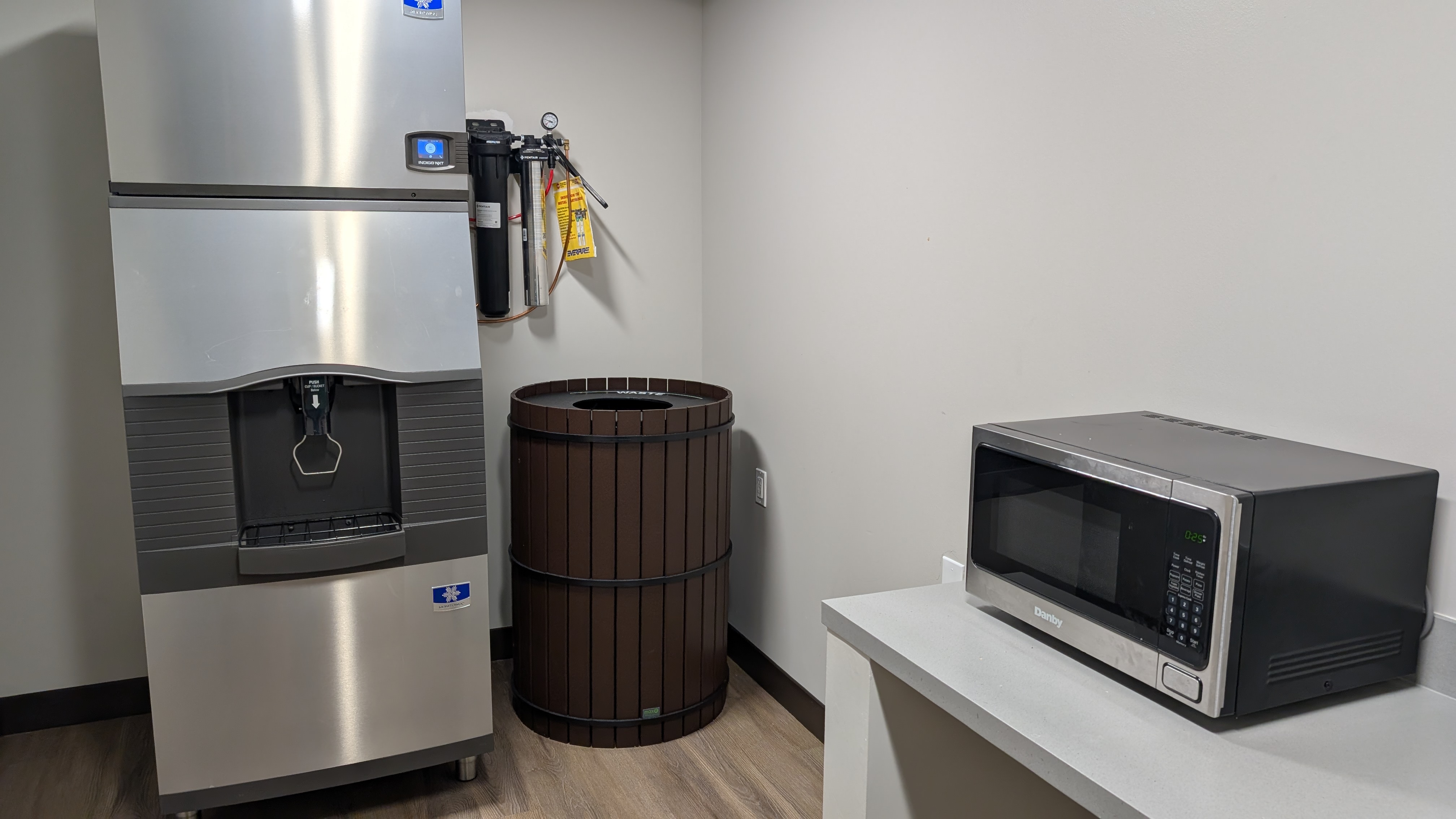 Great Wolf Lodge Webster guestroom ice and microwave Great Wolf Lodge Webster guestroom ice and microwave