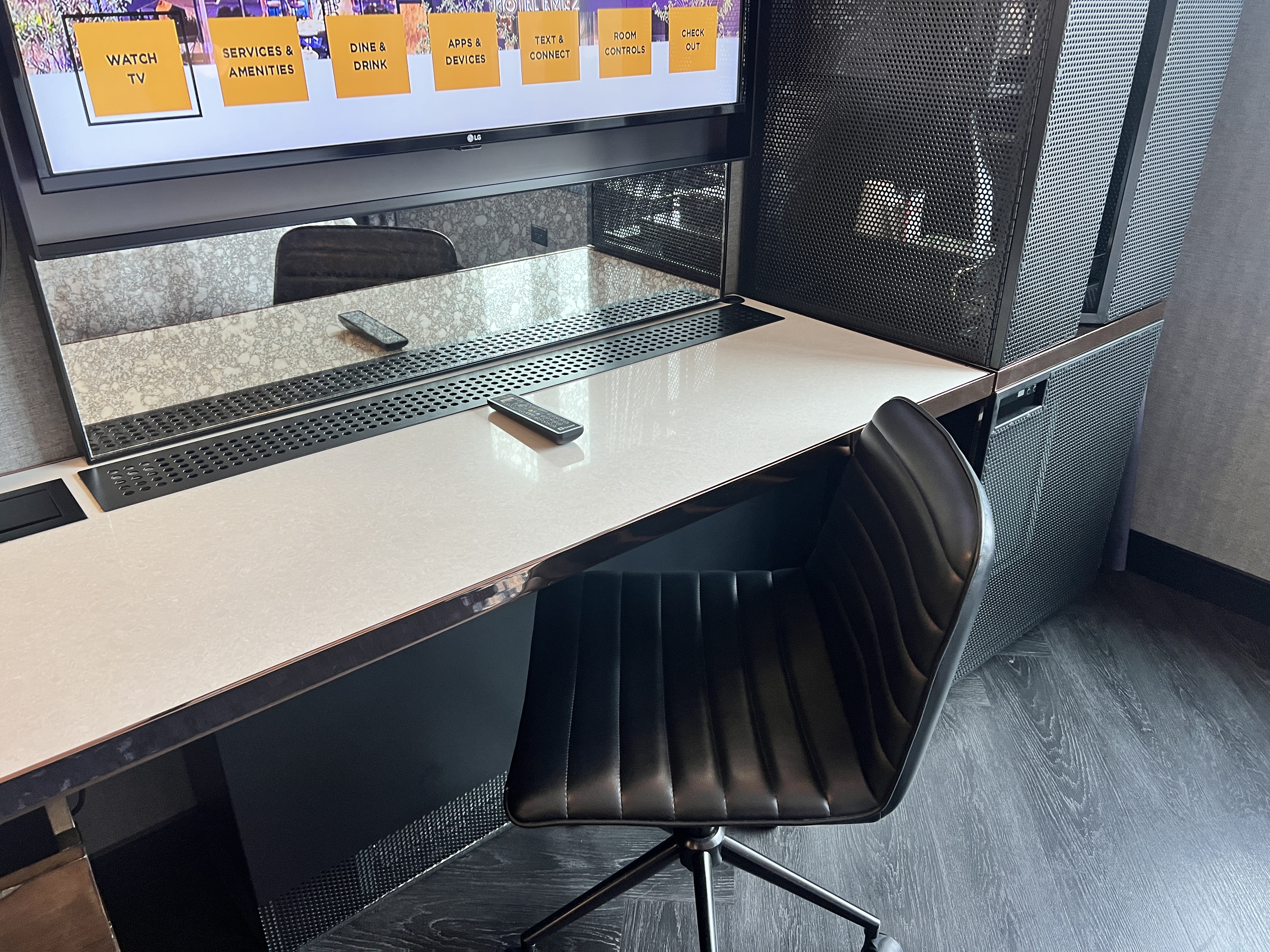 Hotel EMC2 Autograph Collection workstation Hotel EMC2 Autograph Collection workstation