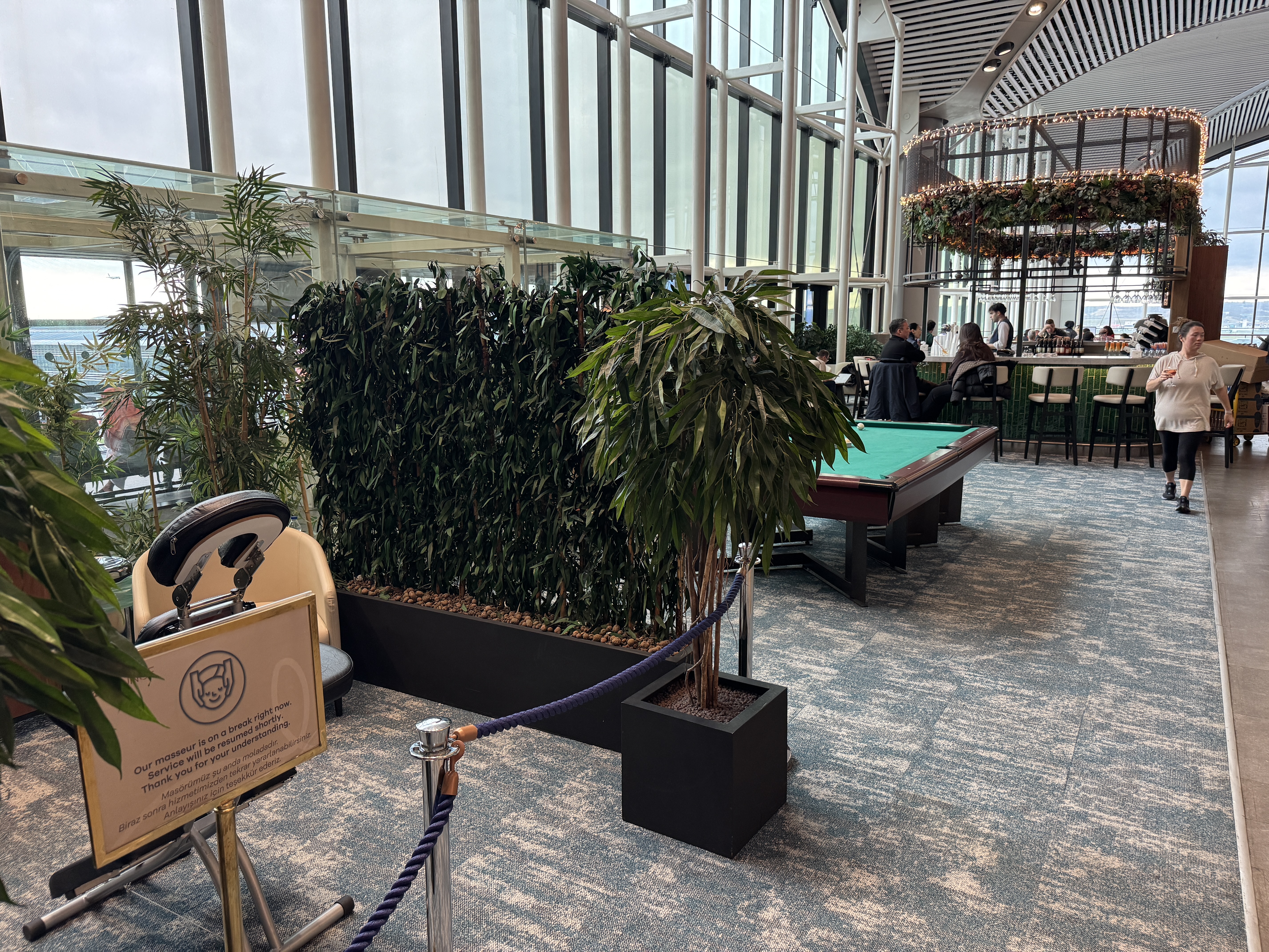 IGA Lounge IST massage pool bar