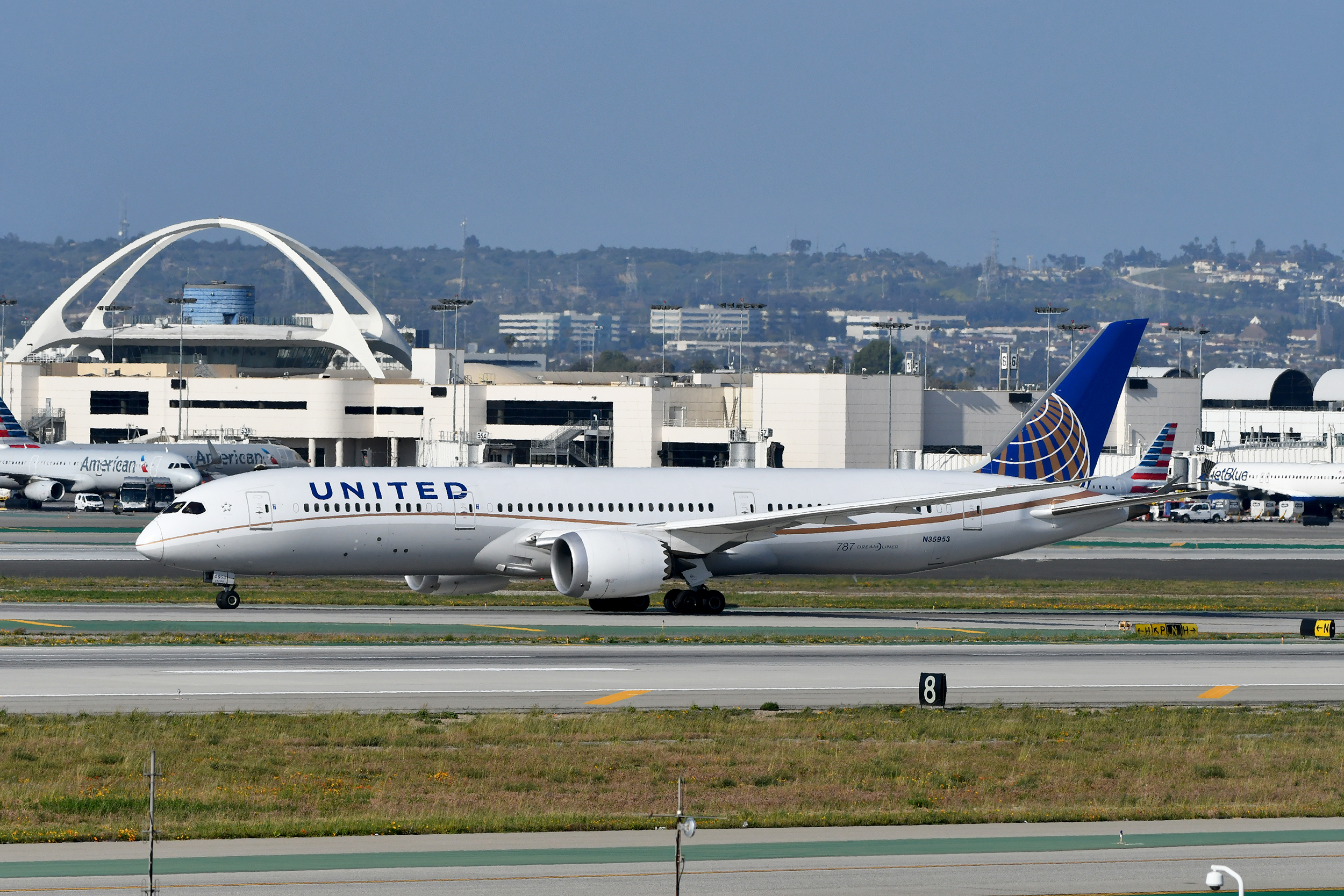 United Airlines B787 9 taxiing LAX United Airlines B787 9 taxiing LAX