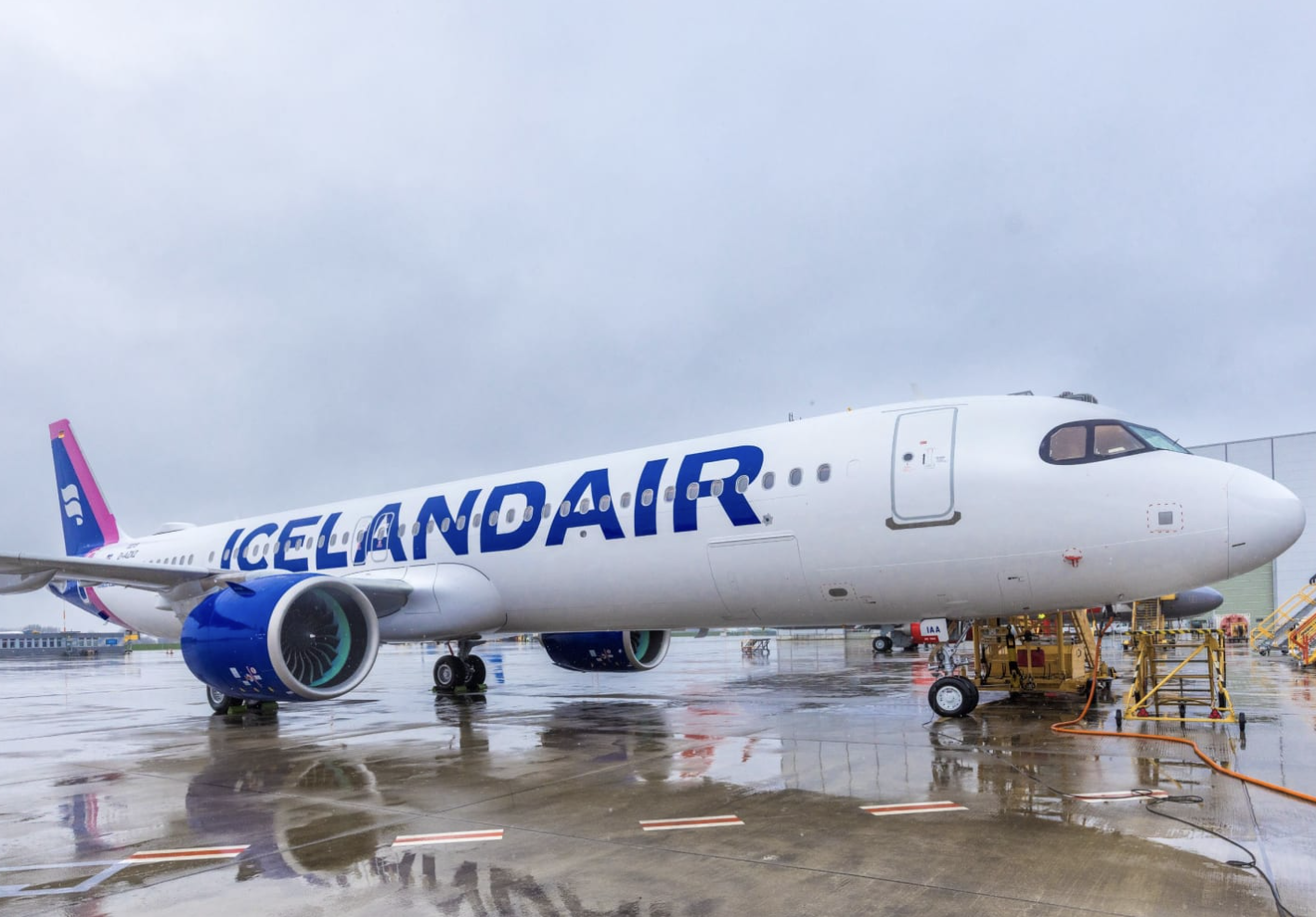 IcelandairA321LRParked