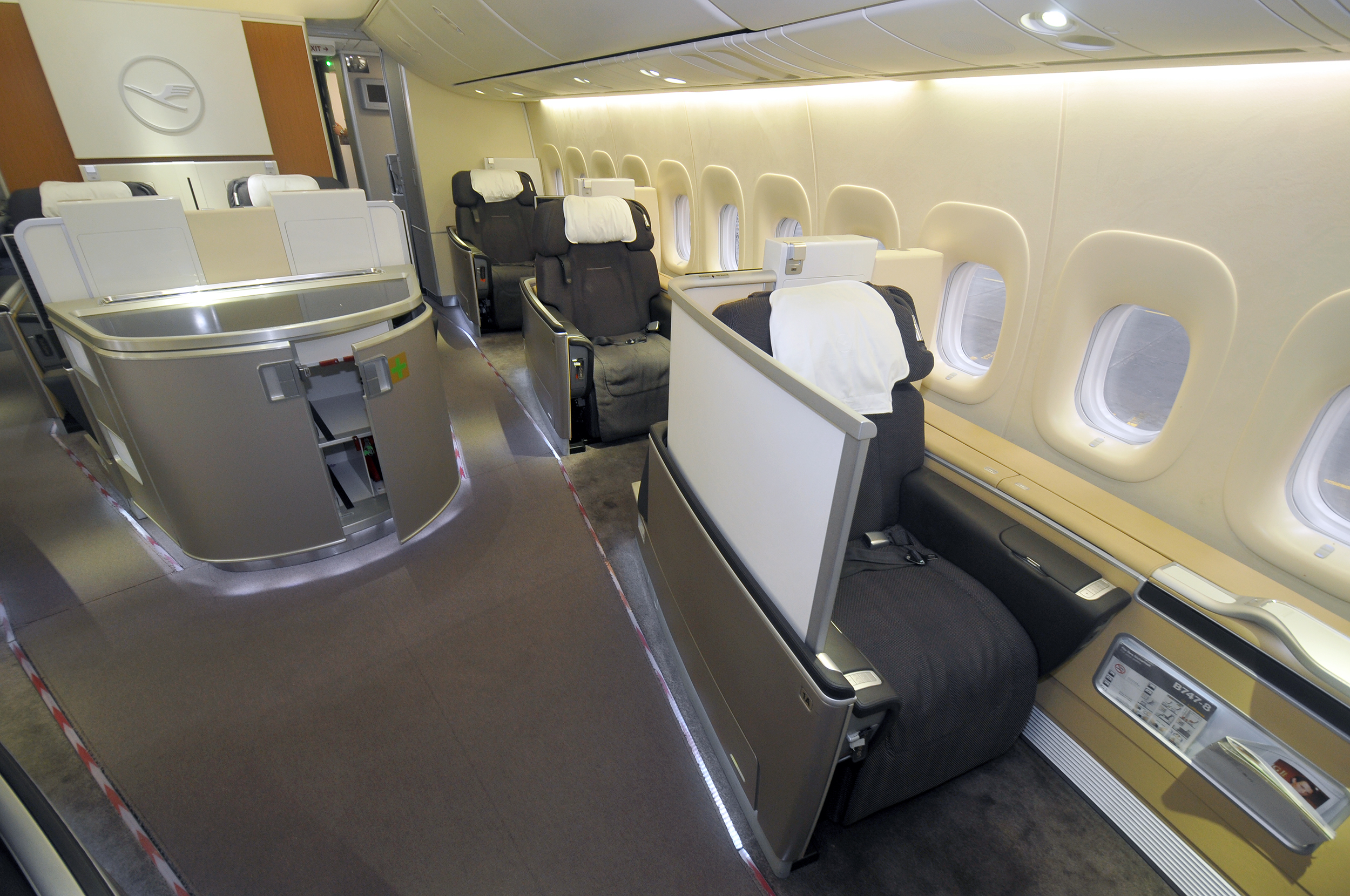 Lufthansa First Class 747 8 Side View Lufthansa First Class 747 8 Side View