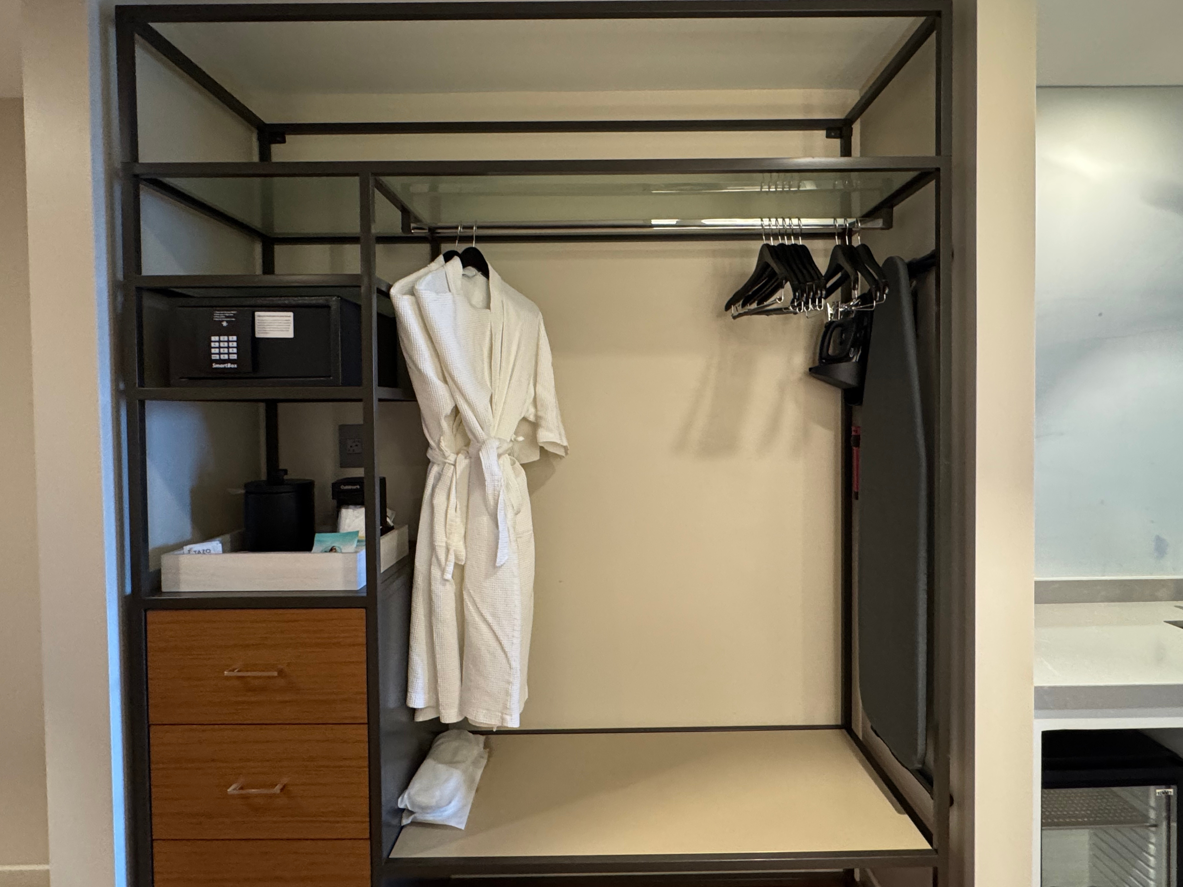 AC Hotel by Marriott Maui Wailea King Ocean View Suite closet