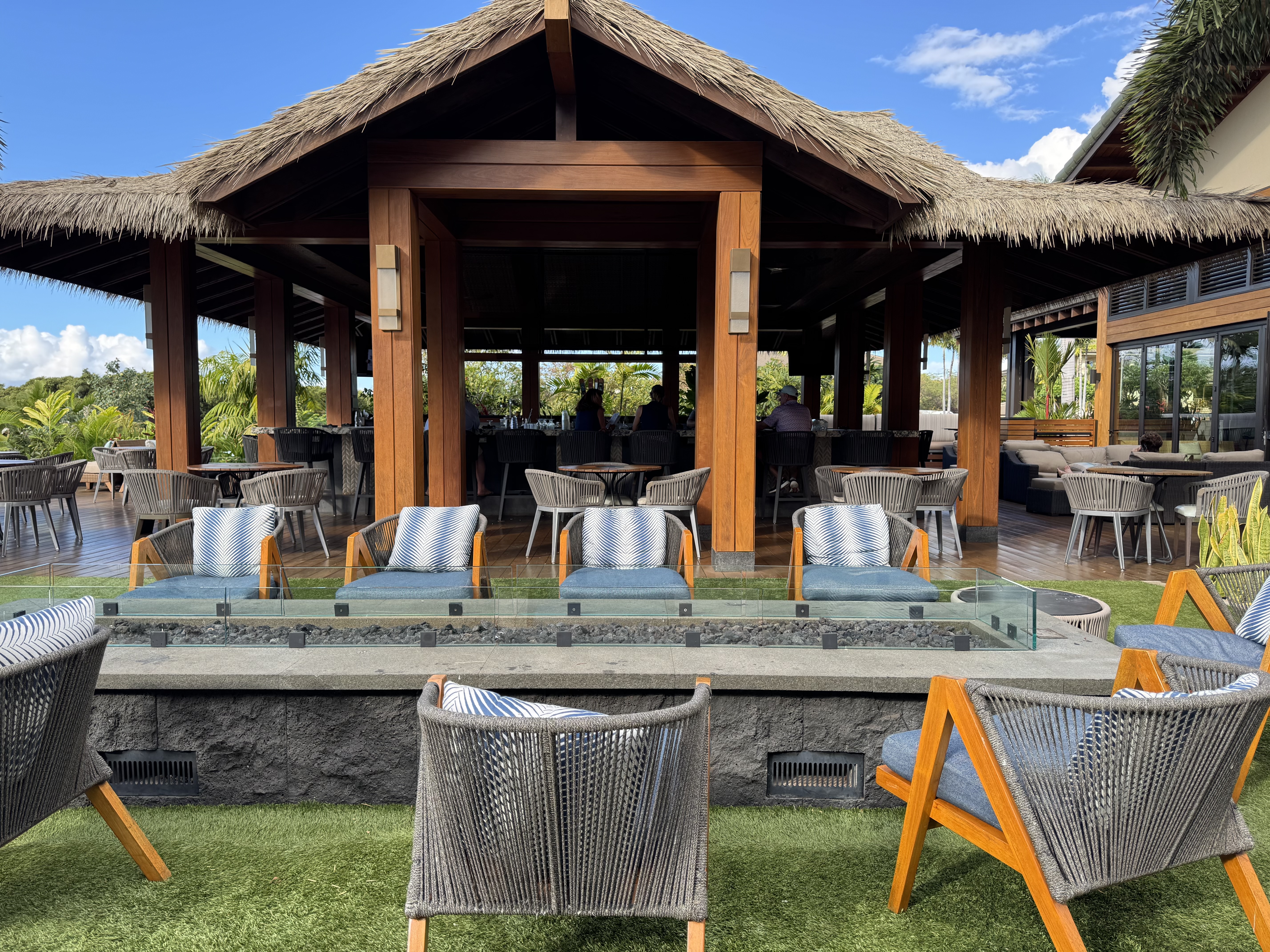 AC Hotel by Marriott Maui Wailea pool bar