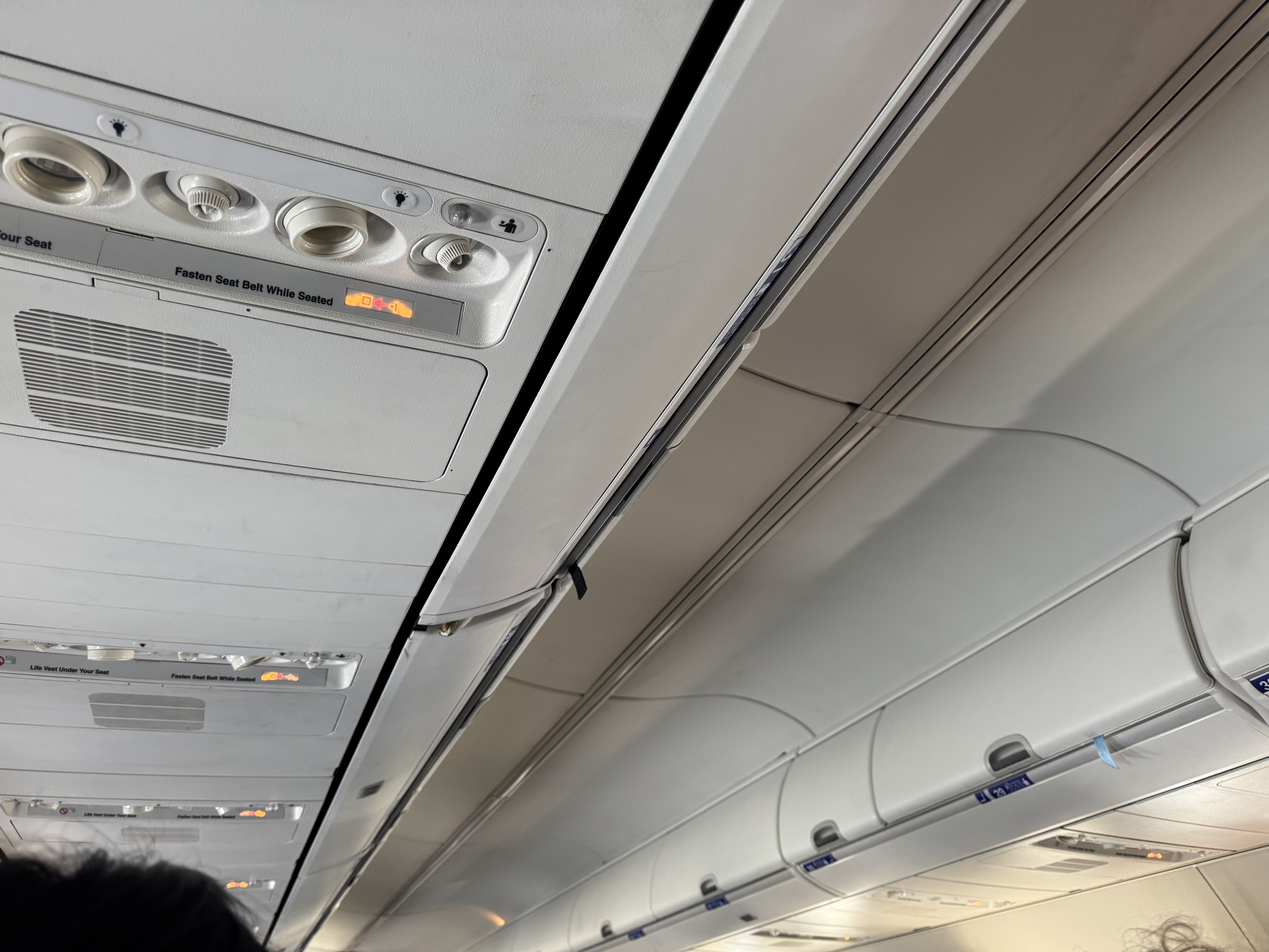 Avelo Airlines B737 7 overhead bins lights nozzles Avelo Airlines B737 7 overhead bins lights nozzles
