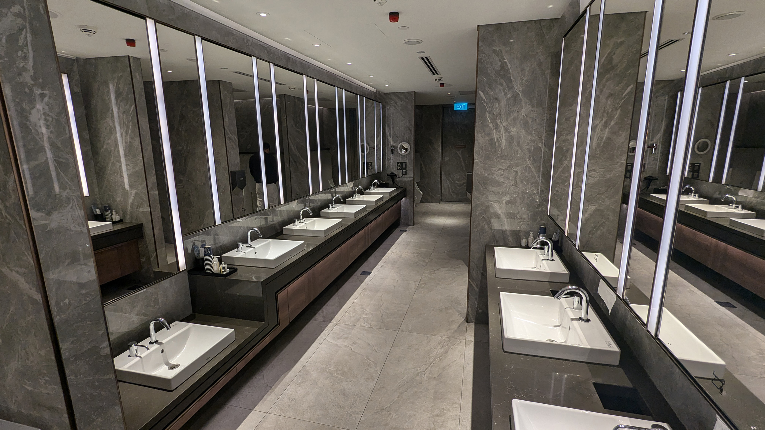 Changi T3 Silverkris business class lounge bathroom