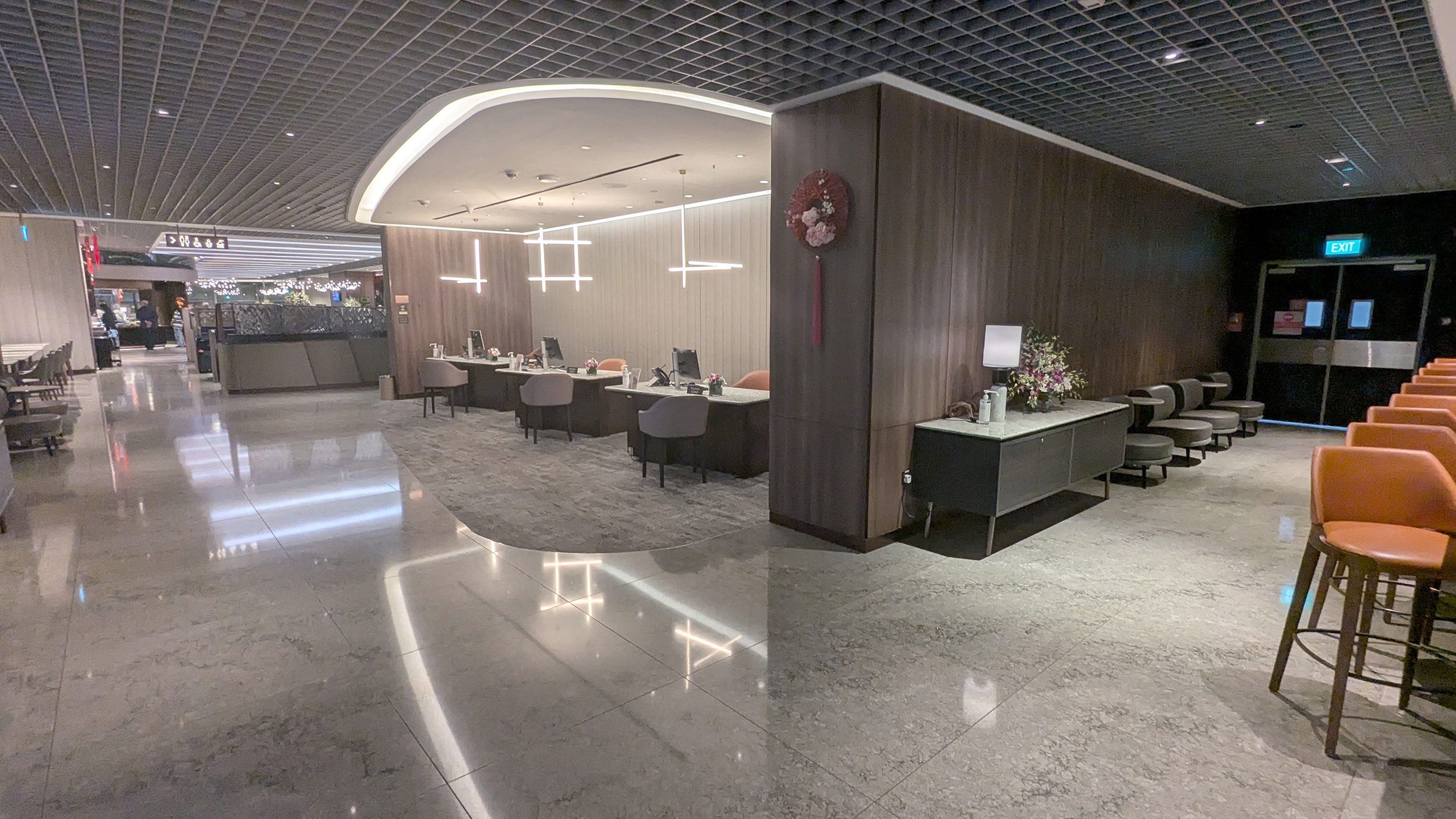 Changi T3 Silverkris business class lounge desks