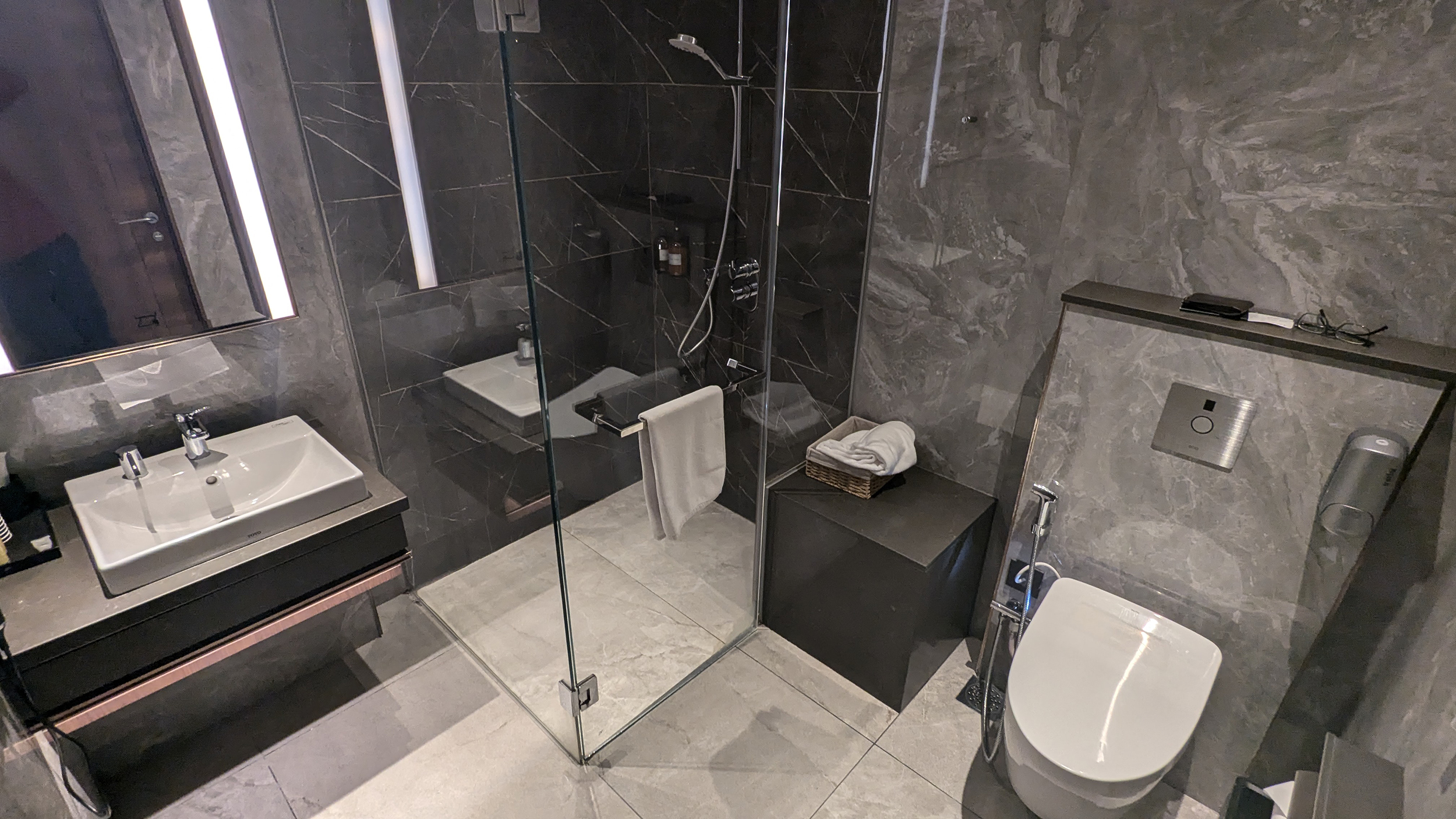 Changi T3 Silverkris business class lounge shower room
