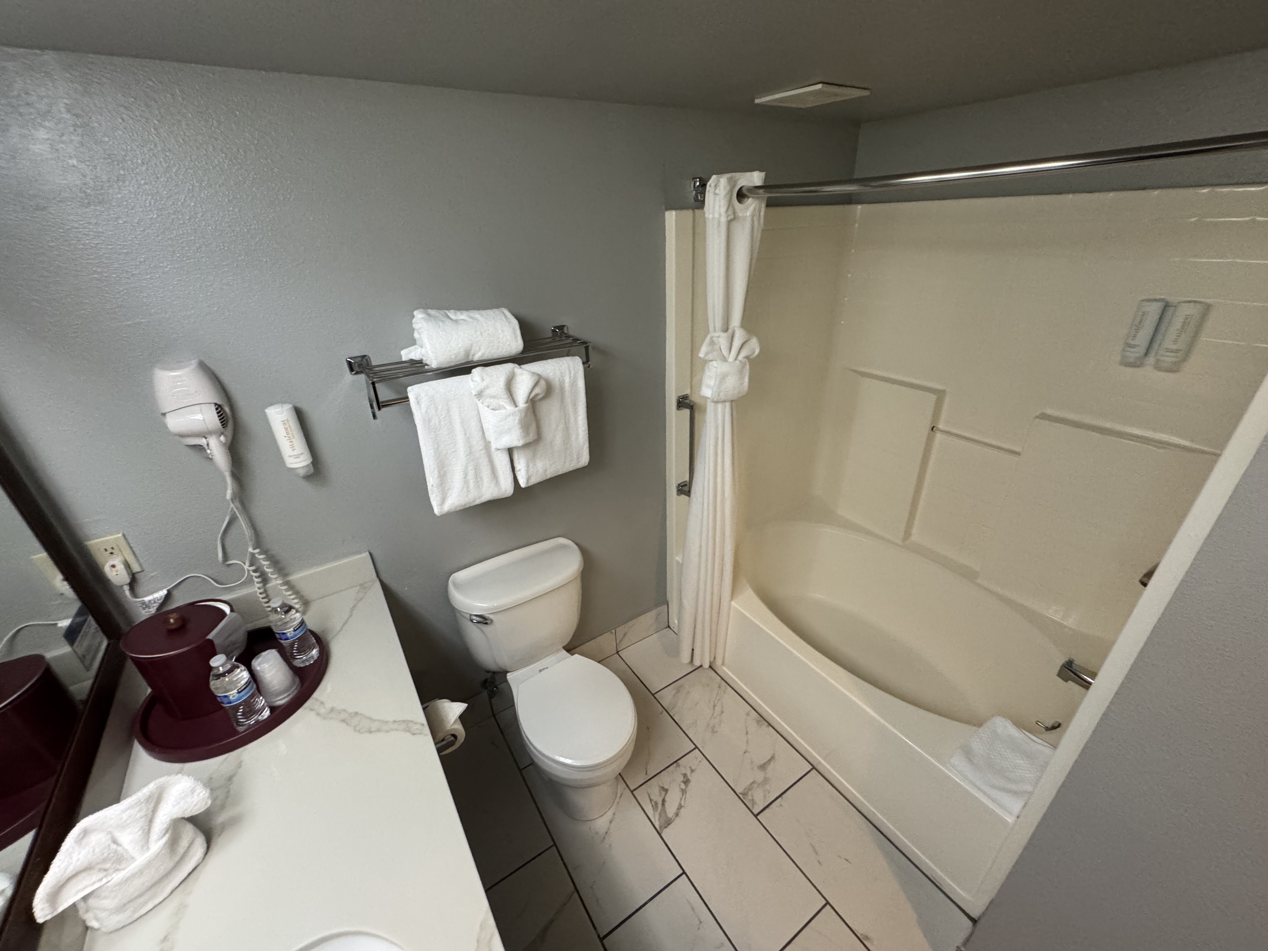 Choice Clarion Hotel by Humboldt Bay bathroom