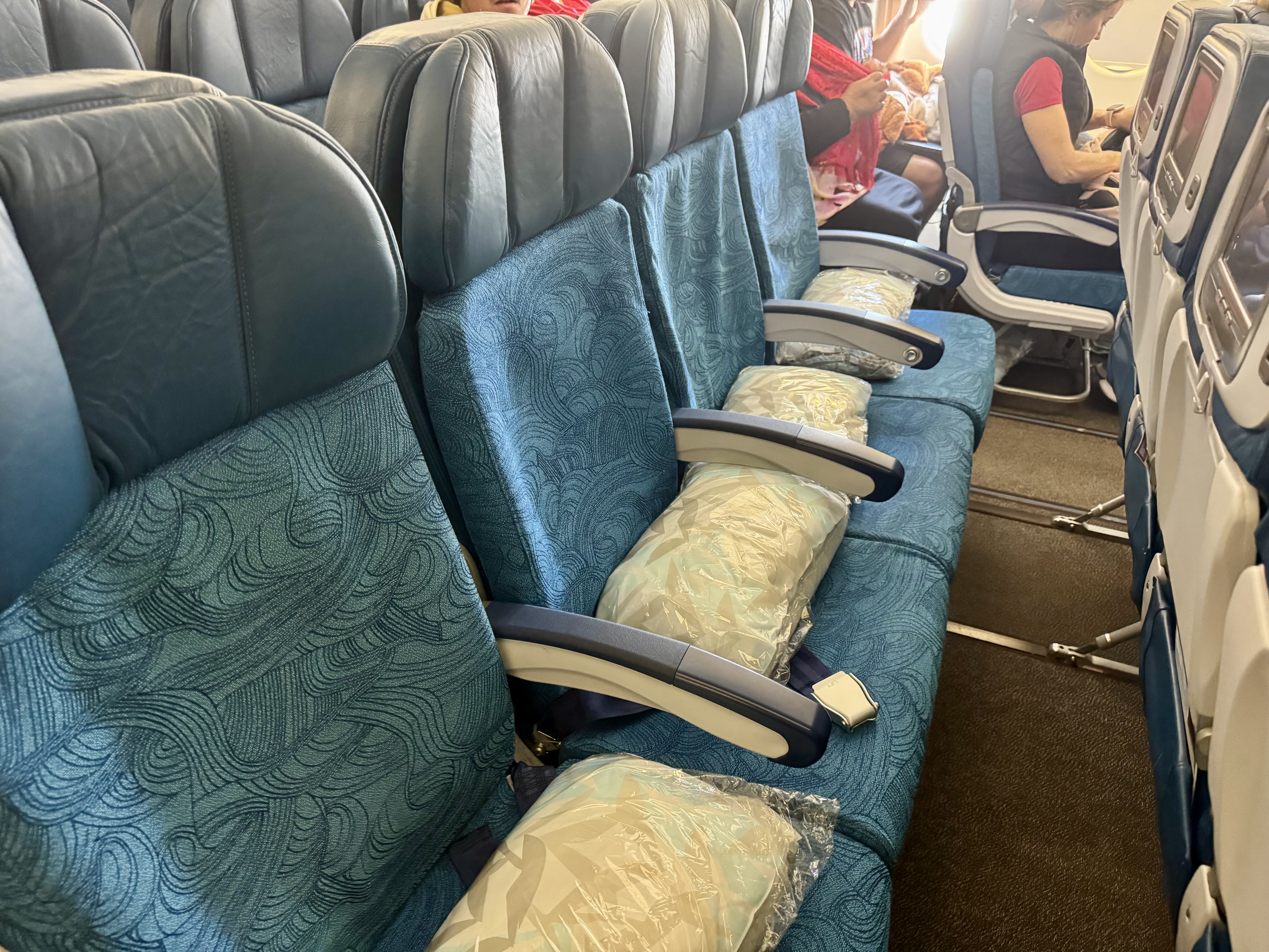 Hawaiian Airlines Middle Row
