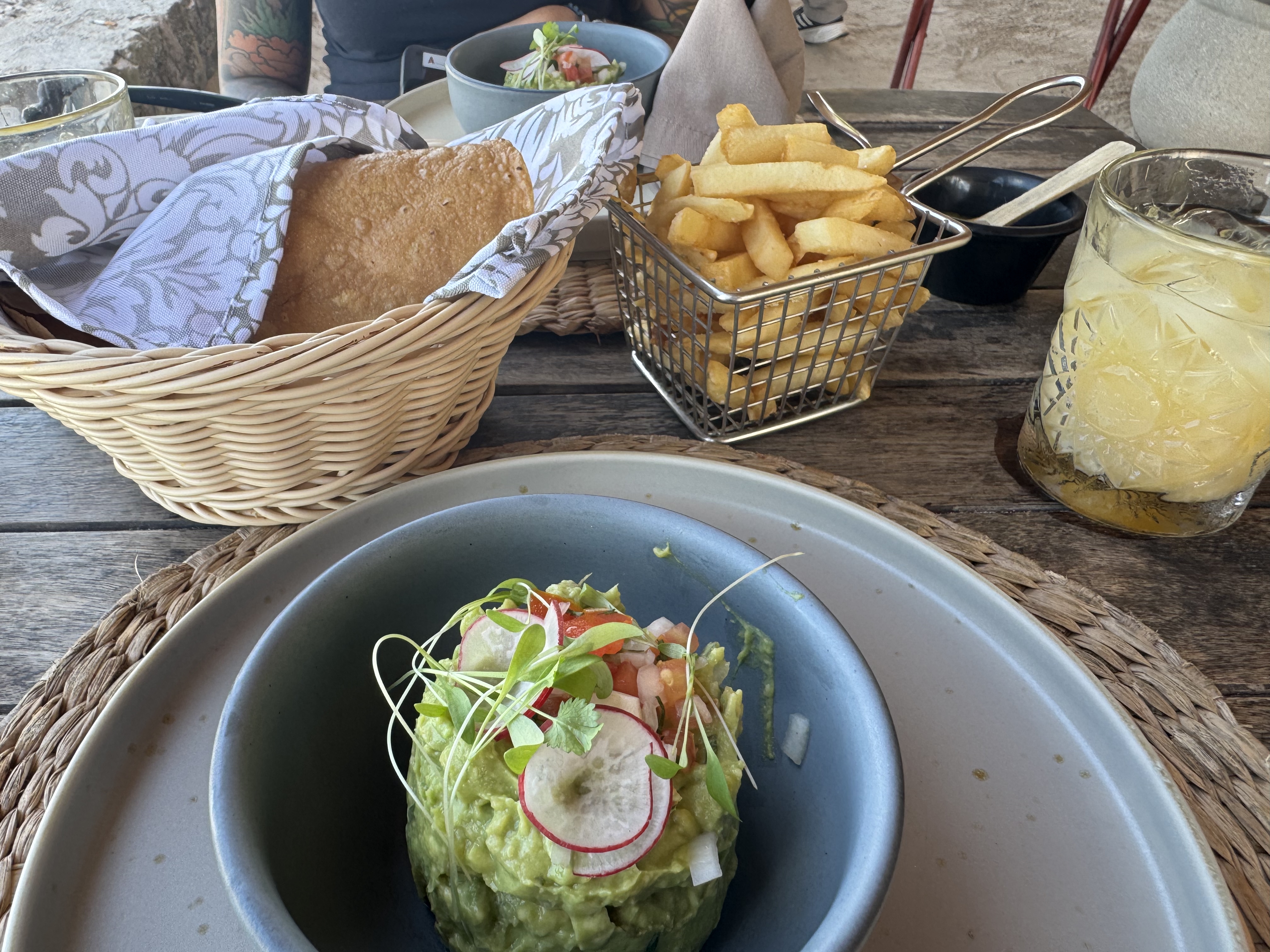 Hotel Villas Flamingos Mangle beach bar guacamole fries