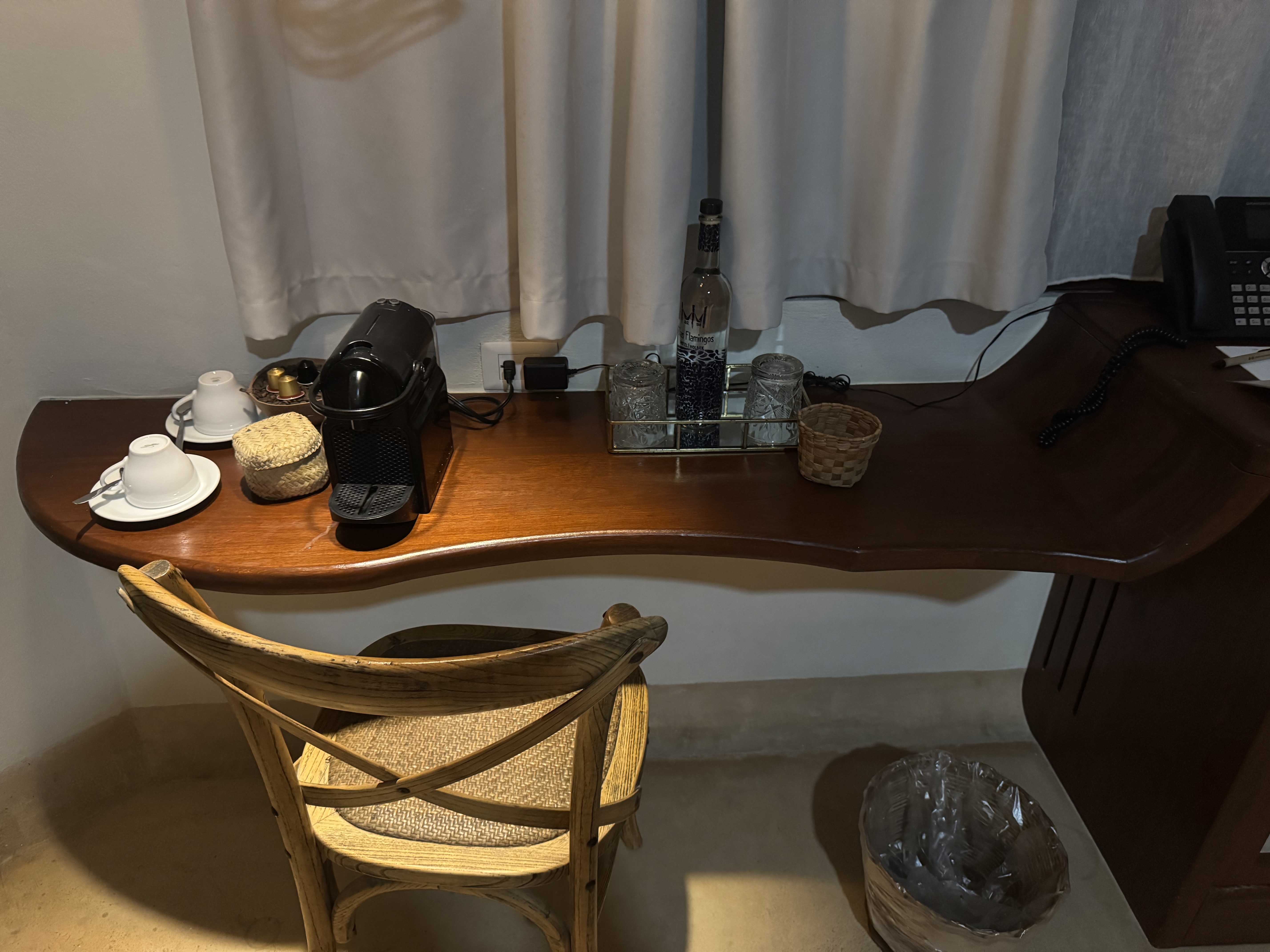 Hotel Villas Flamingos bedroom desk