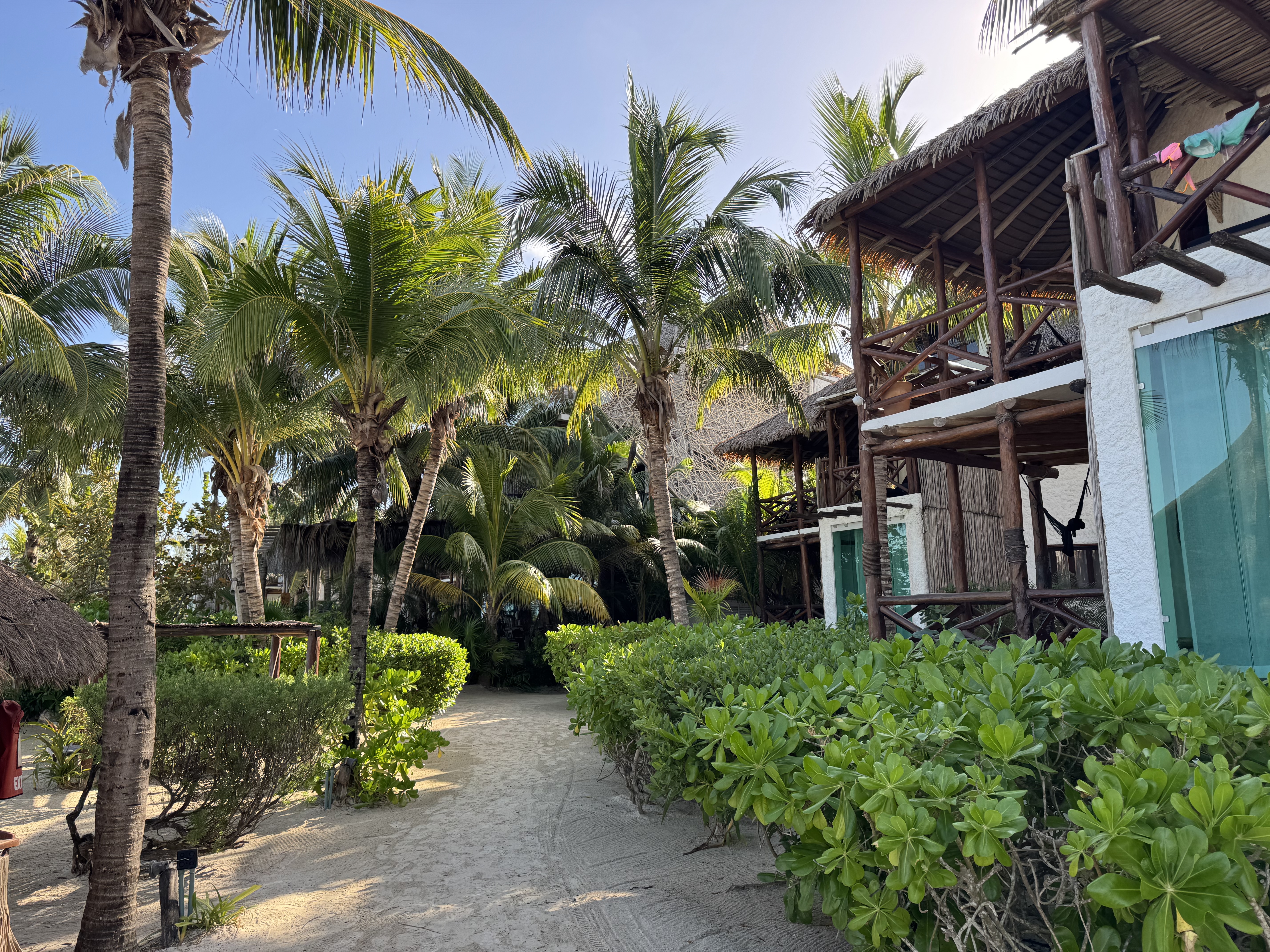 Hotel Villas Flamingos path to restaurant