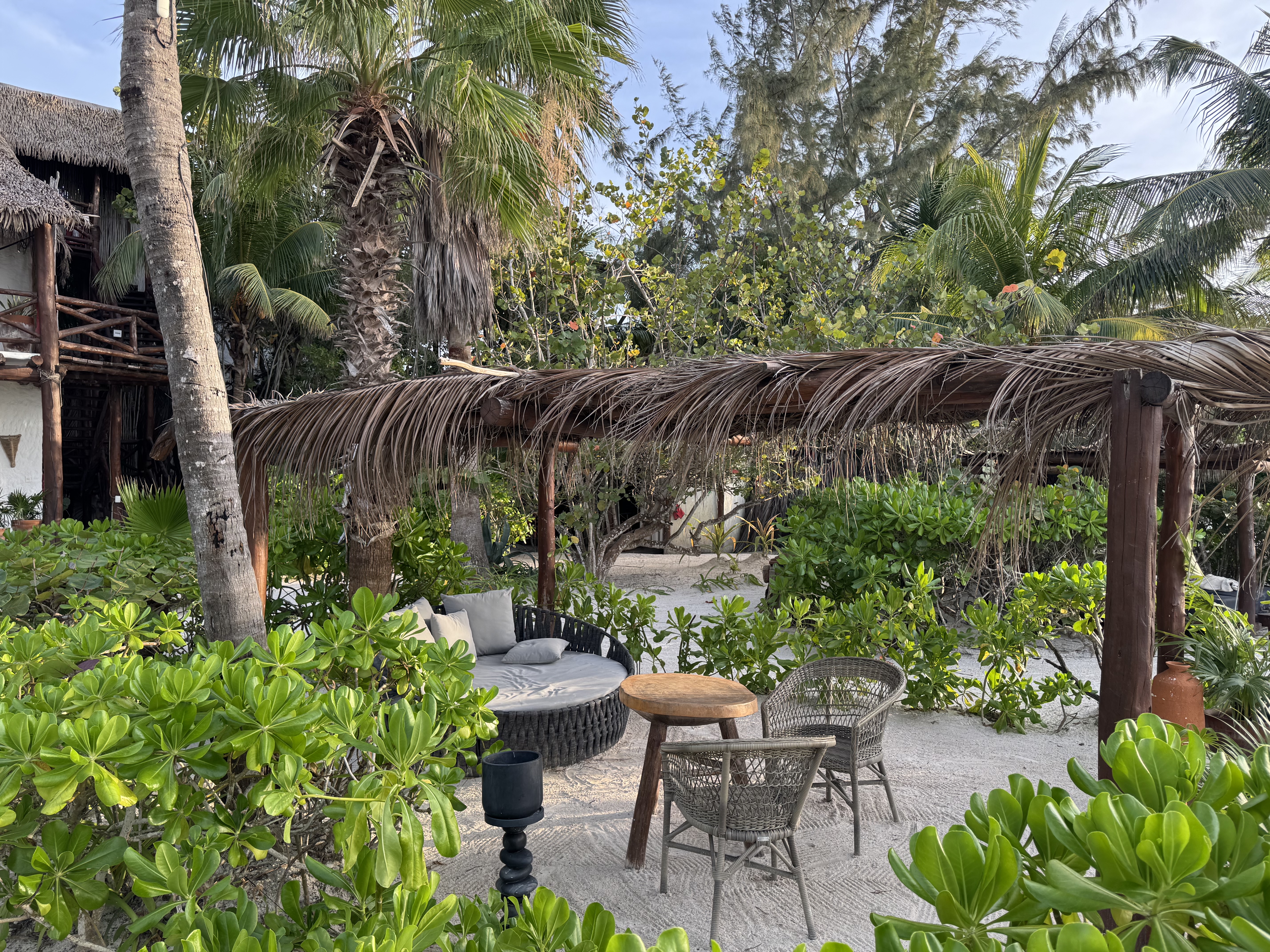 Hotel Villas Flamingos seating between bushes