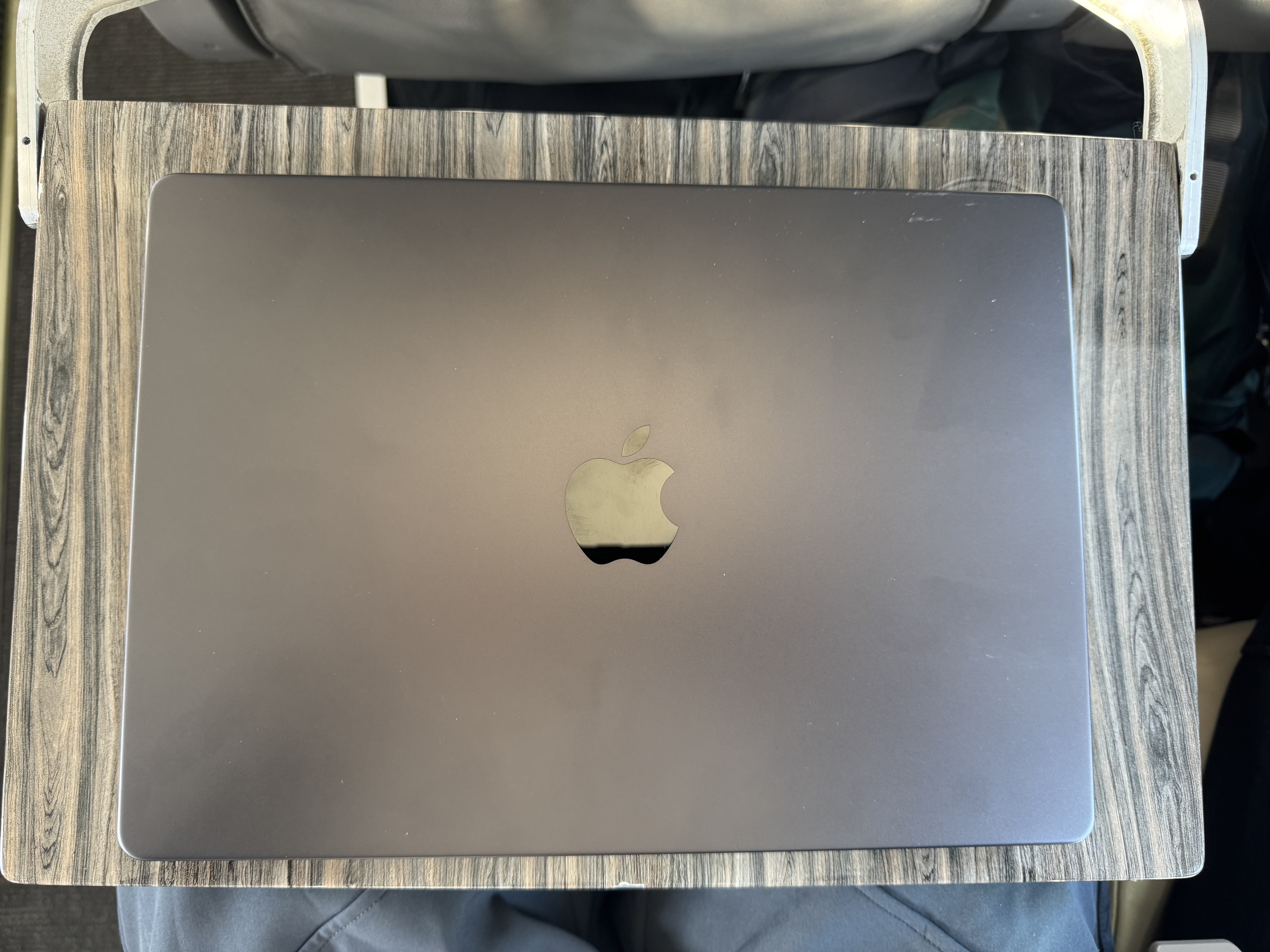 JSX Embraer ERJ135 laptop on tray table JSX Embraer ERJ135 laptop on tray table