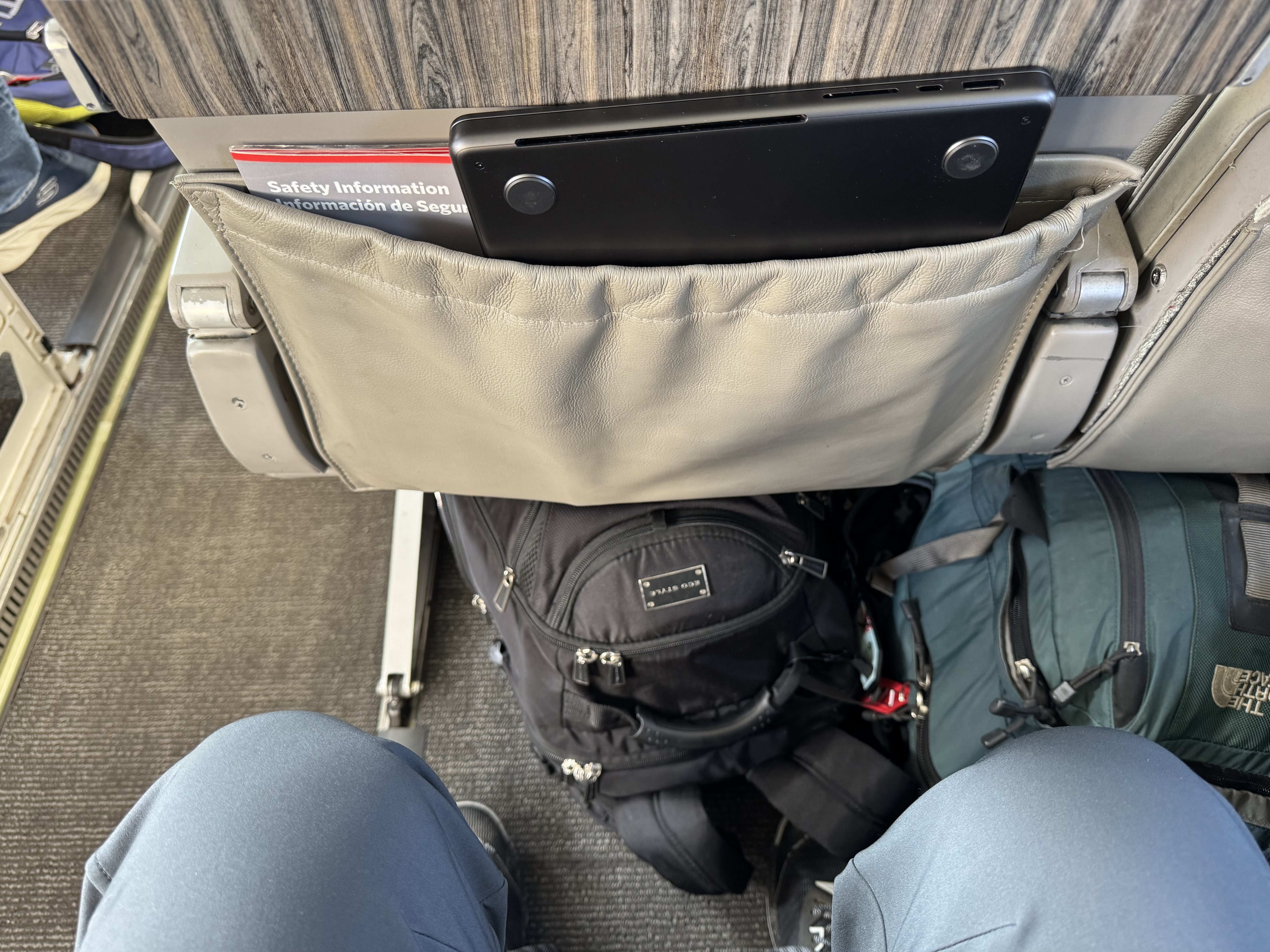 JSX Embraer ERJ135 space at knees JSX Embraer ERJ135 space at knees