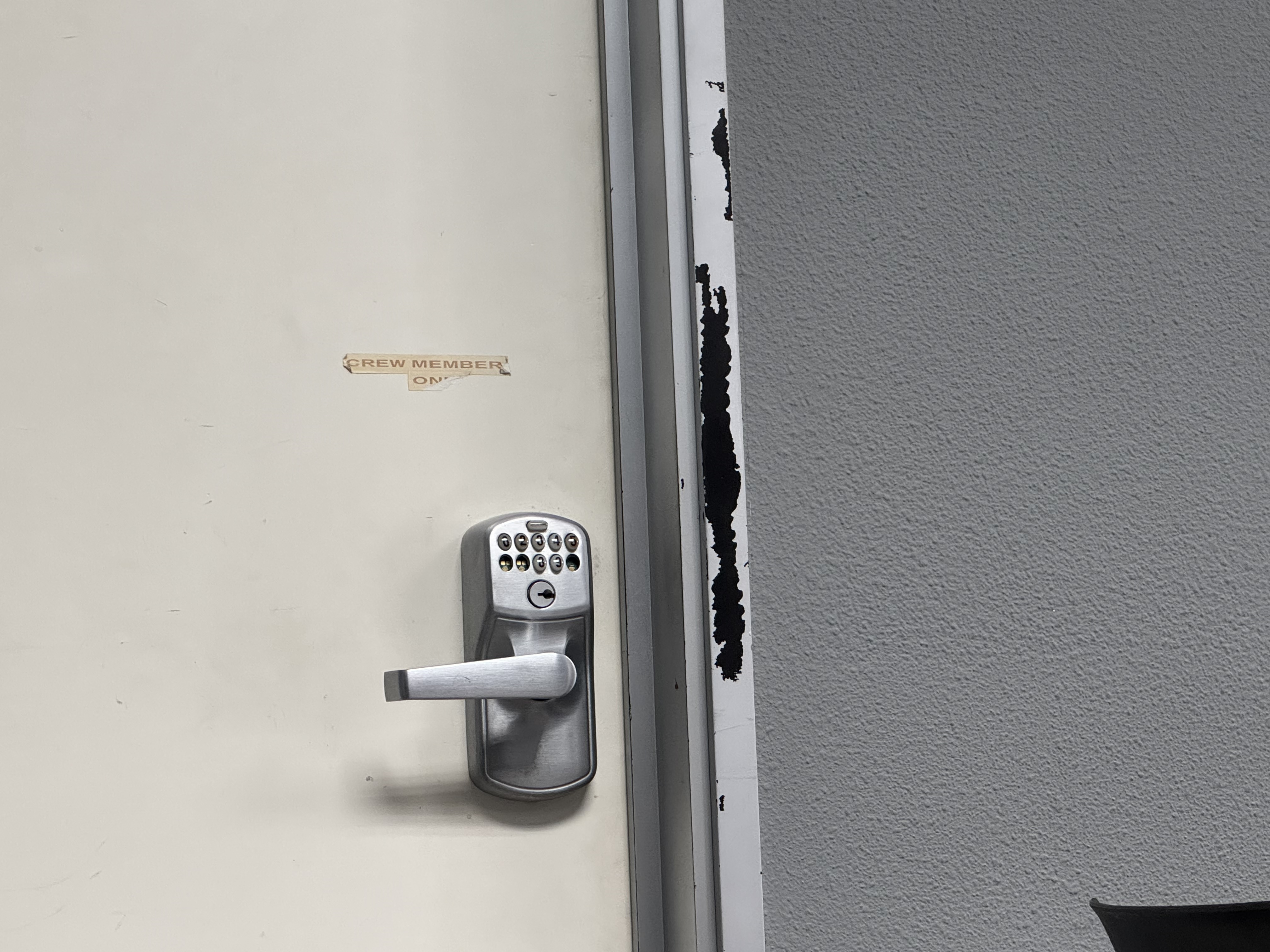 JSX lounge SNA damaged door JSX lounge SNA damaged door