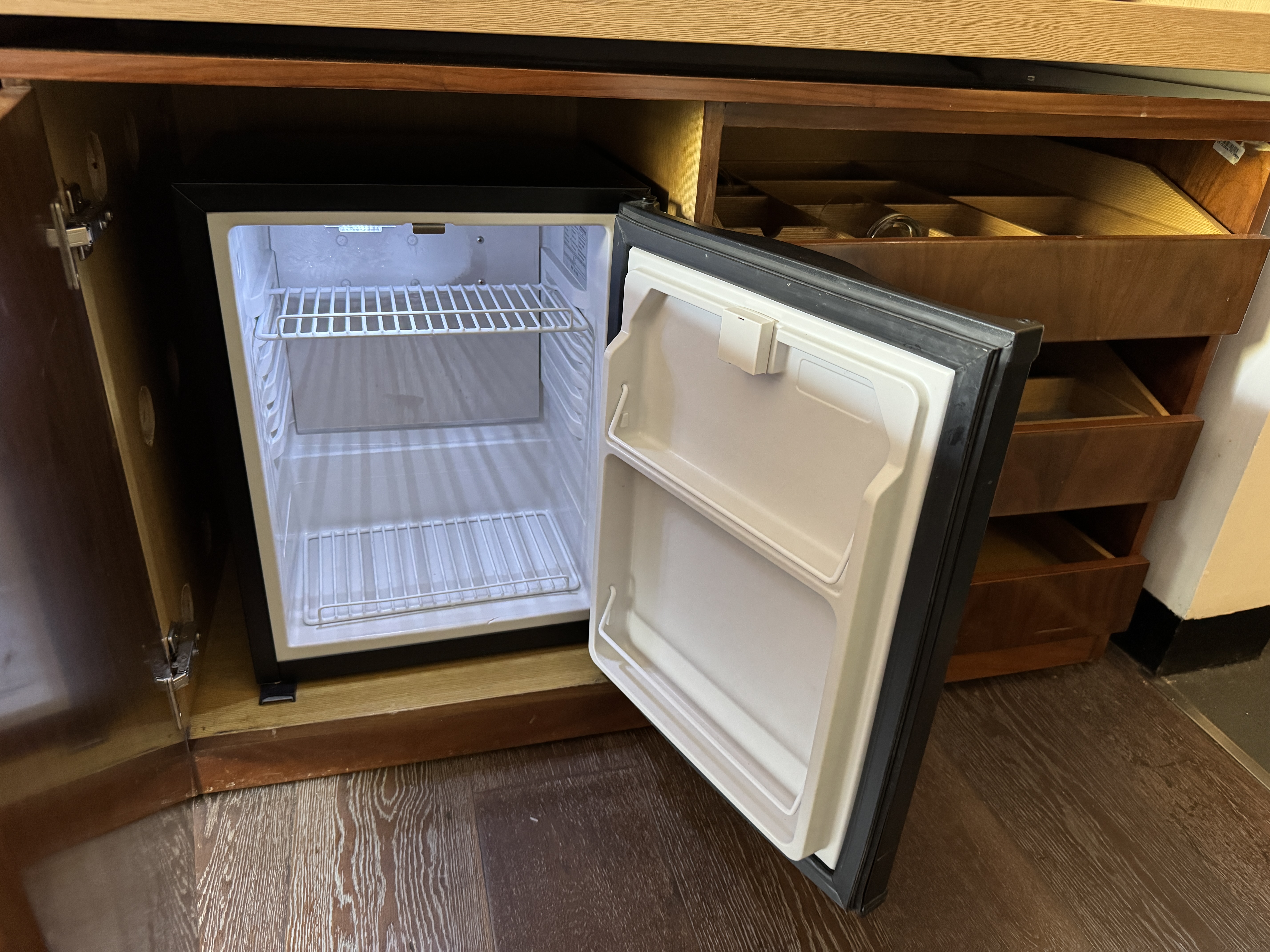 Le Meridien Goa Calangute king minifridge Le Meridien Goa Calangute king minifridge