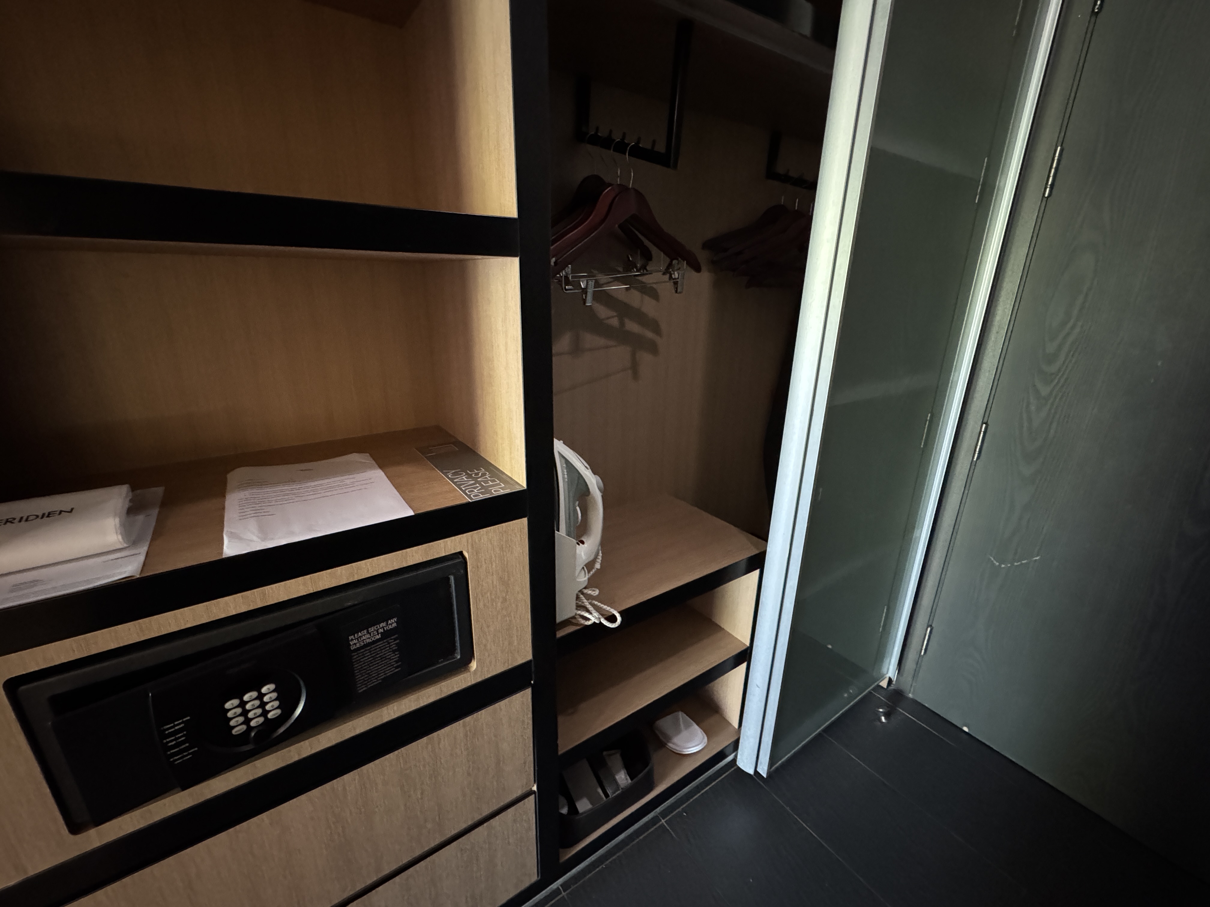 Le Meridien Goa Calangute king right closet Le Meridien Goa Calangute king right closet