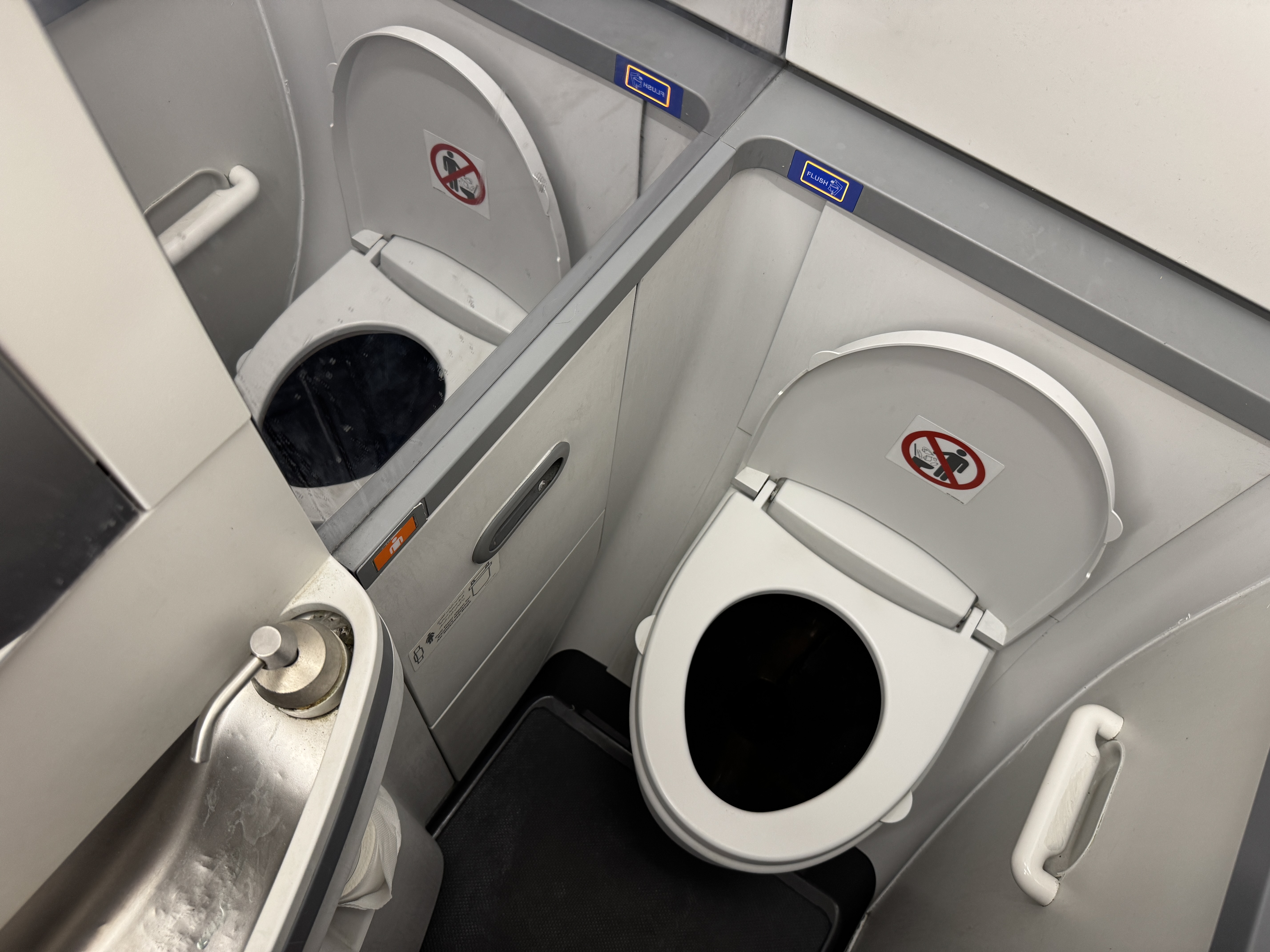 Oman Air GOX MCT 737 lavatory Oman Air GOX MCT 737 lavatory
