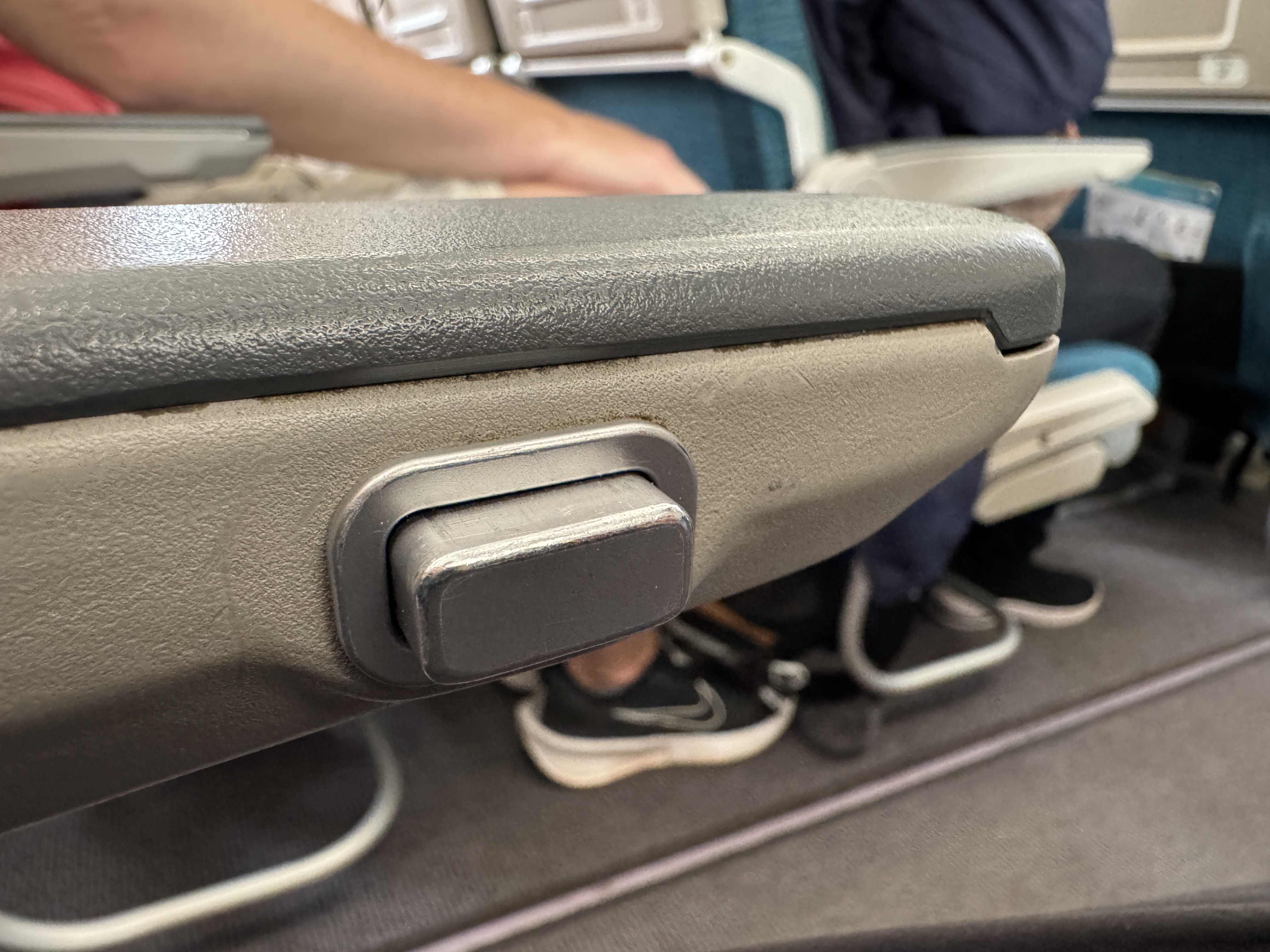Oman Air GOX MCT 737 recline button Oman Air GOX MCT 737 recline button