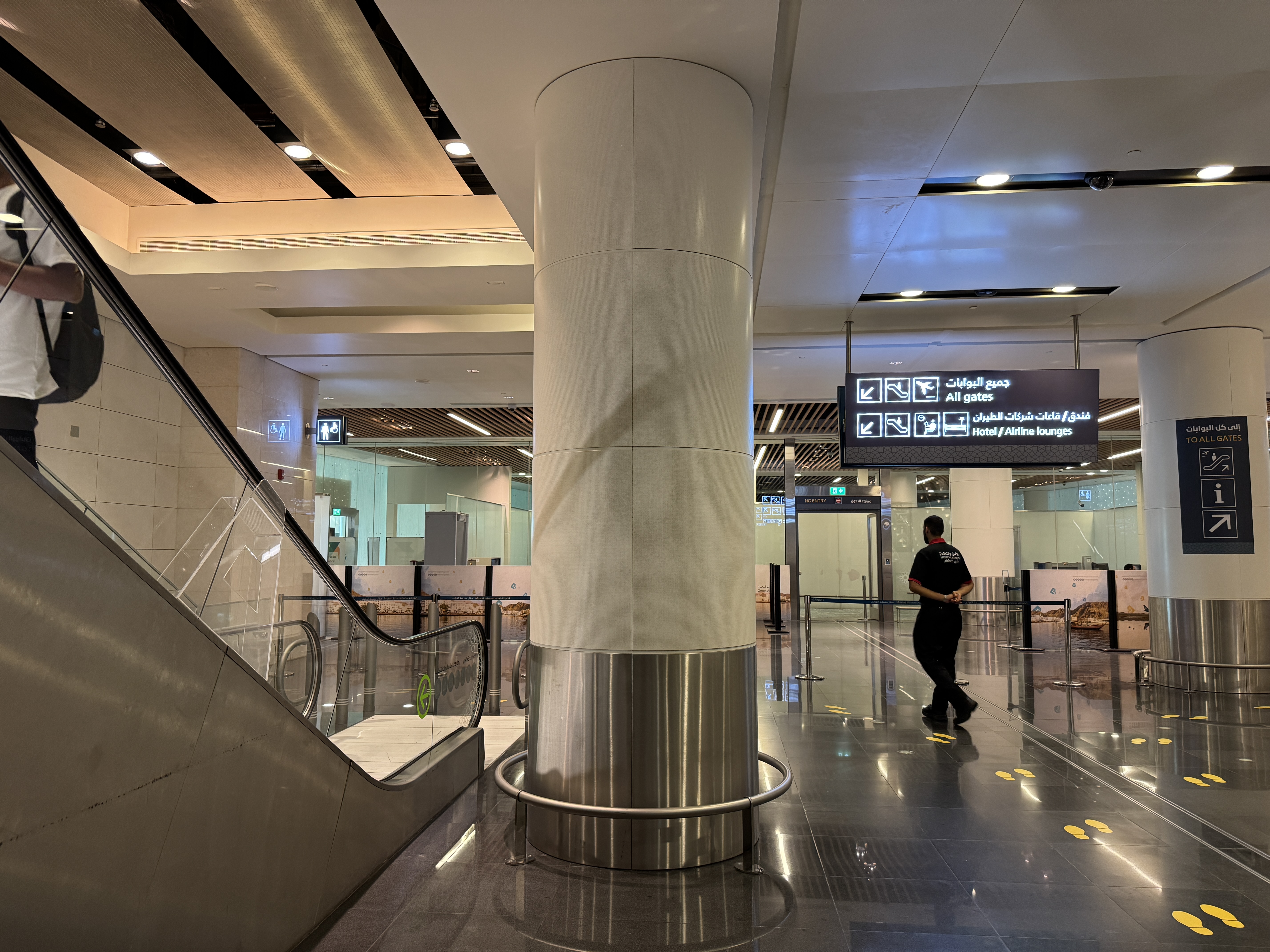 Primeclass Lounge MCT escalator from security