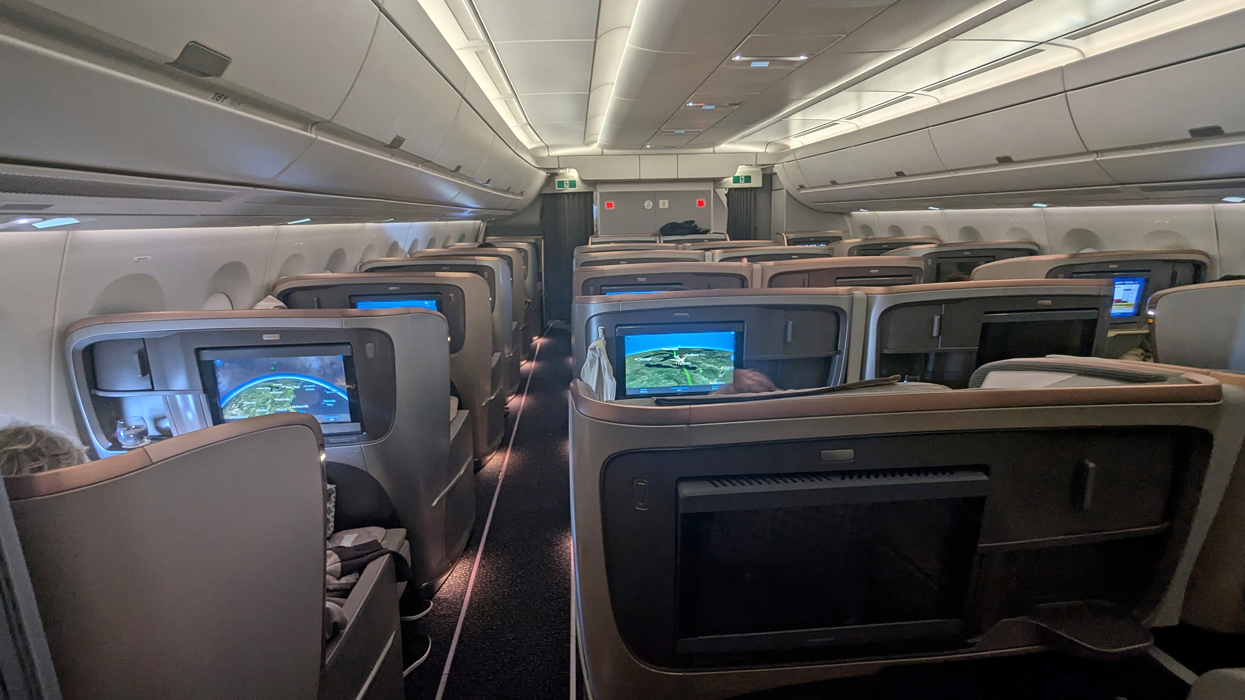 Singapore Airlines SQ24 light returns cabin