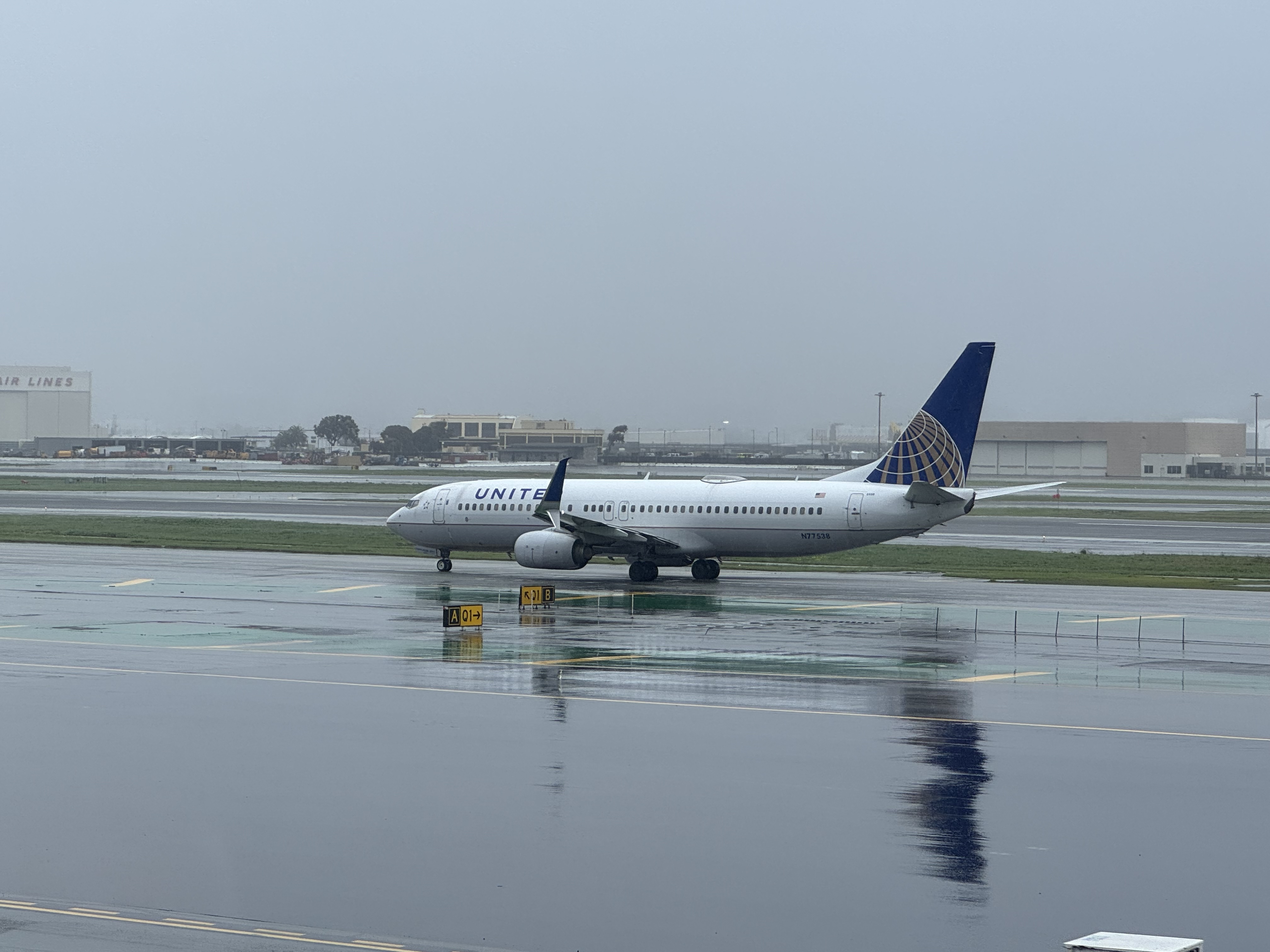 United Airlines B737 in the rain at SFO United Airlines B737 in the rain at SFO