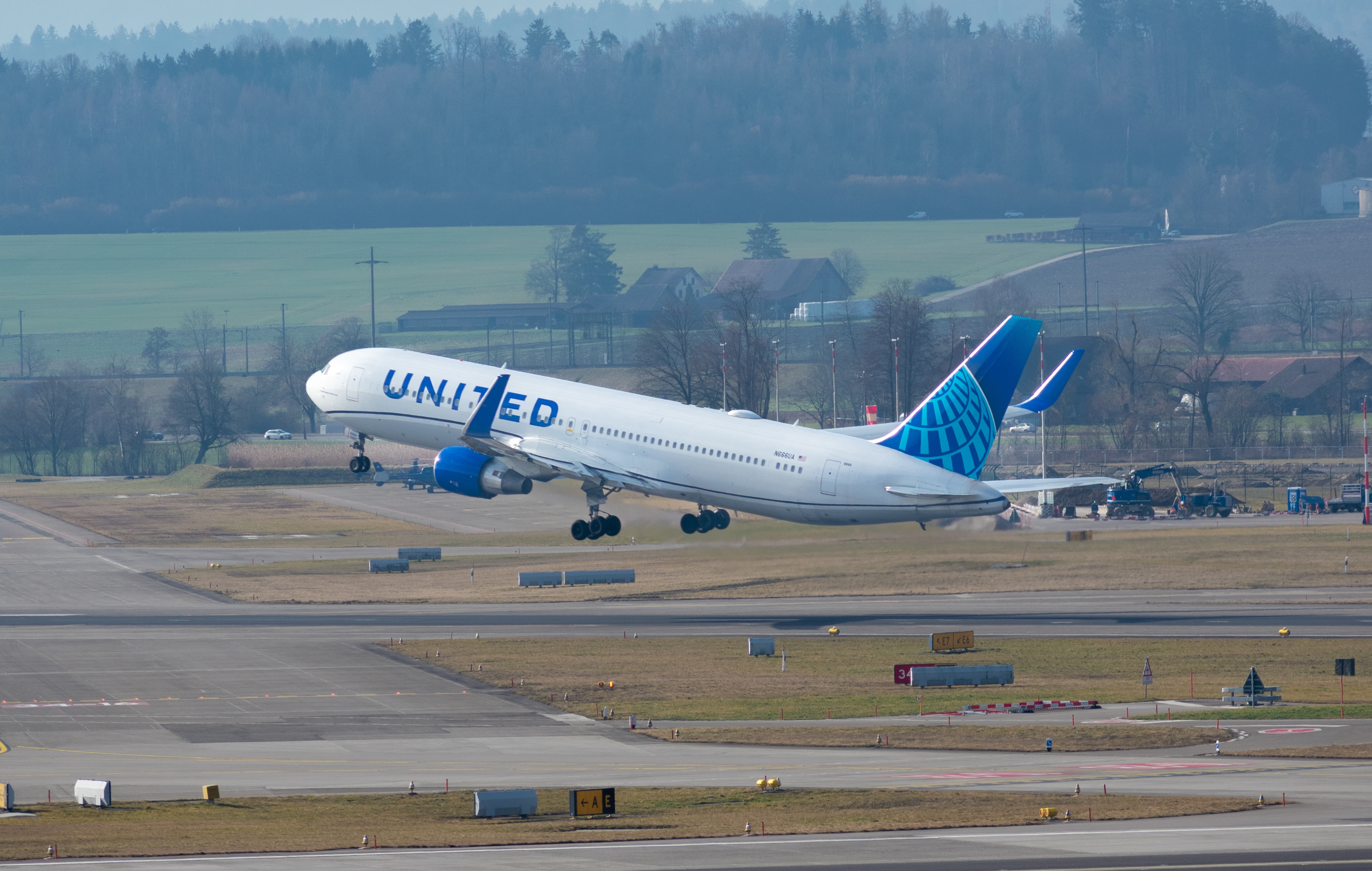United take off ZRH