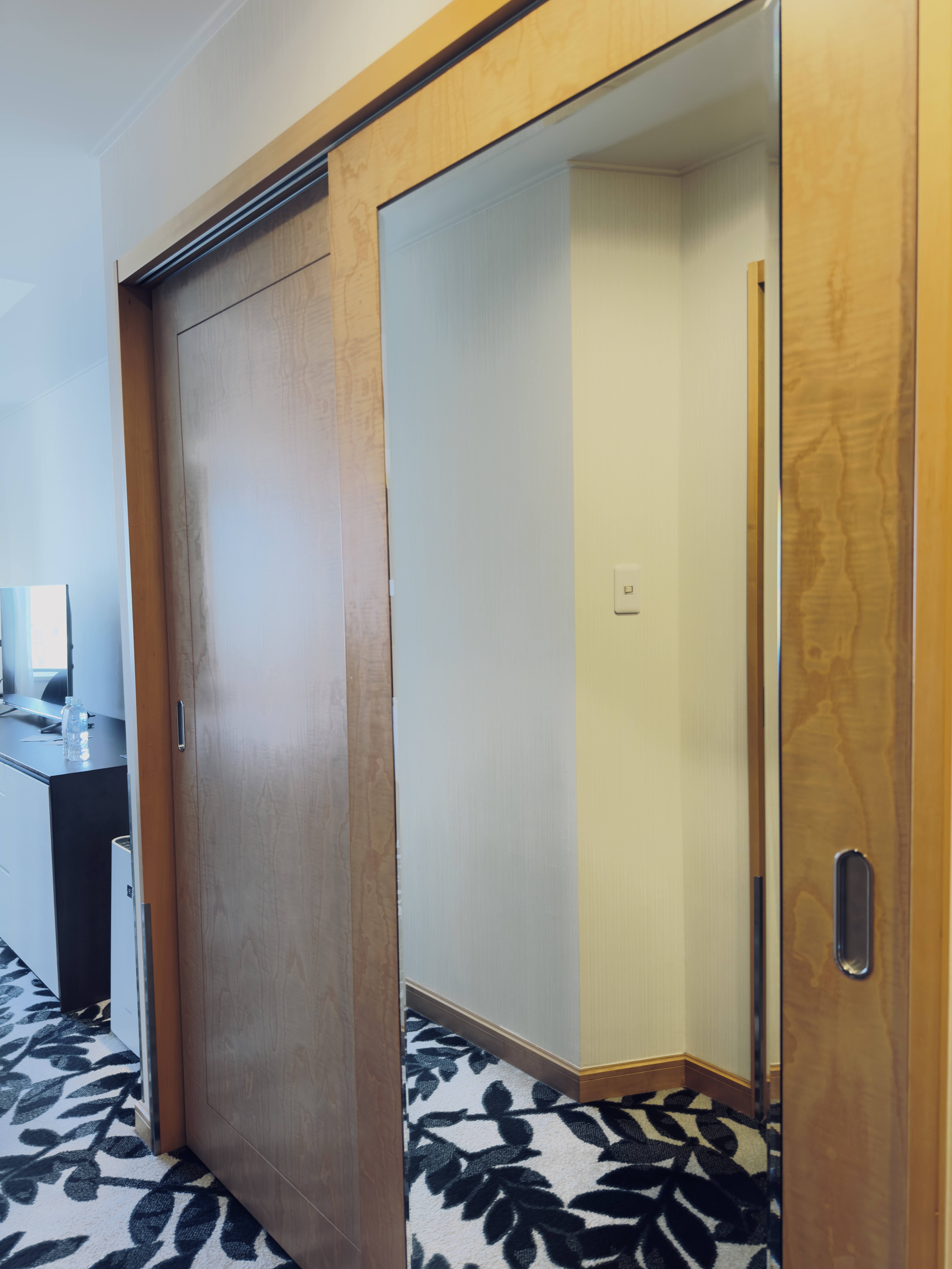 ANA Crowne Plaza Nagoya room closet mirror ANA Crowne Plaza Nagoya room closet mirror