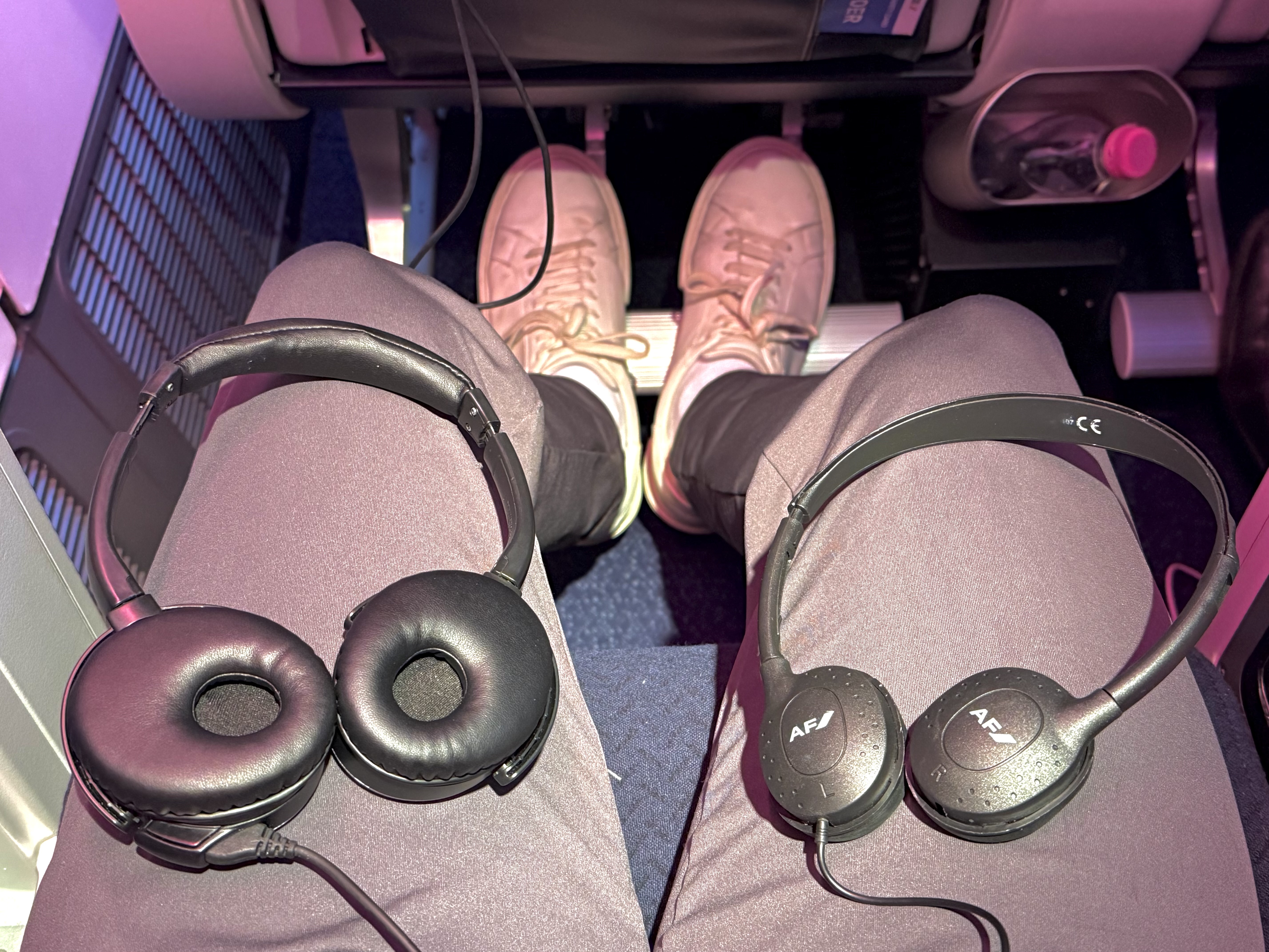 Air France Boeing 777 300 premium economy headphones Air France Boeing 777 300 premium economy headphones