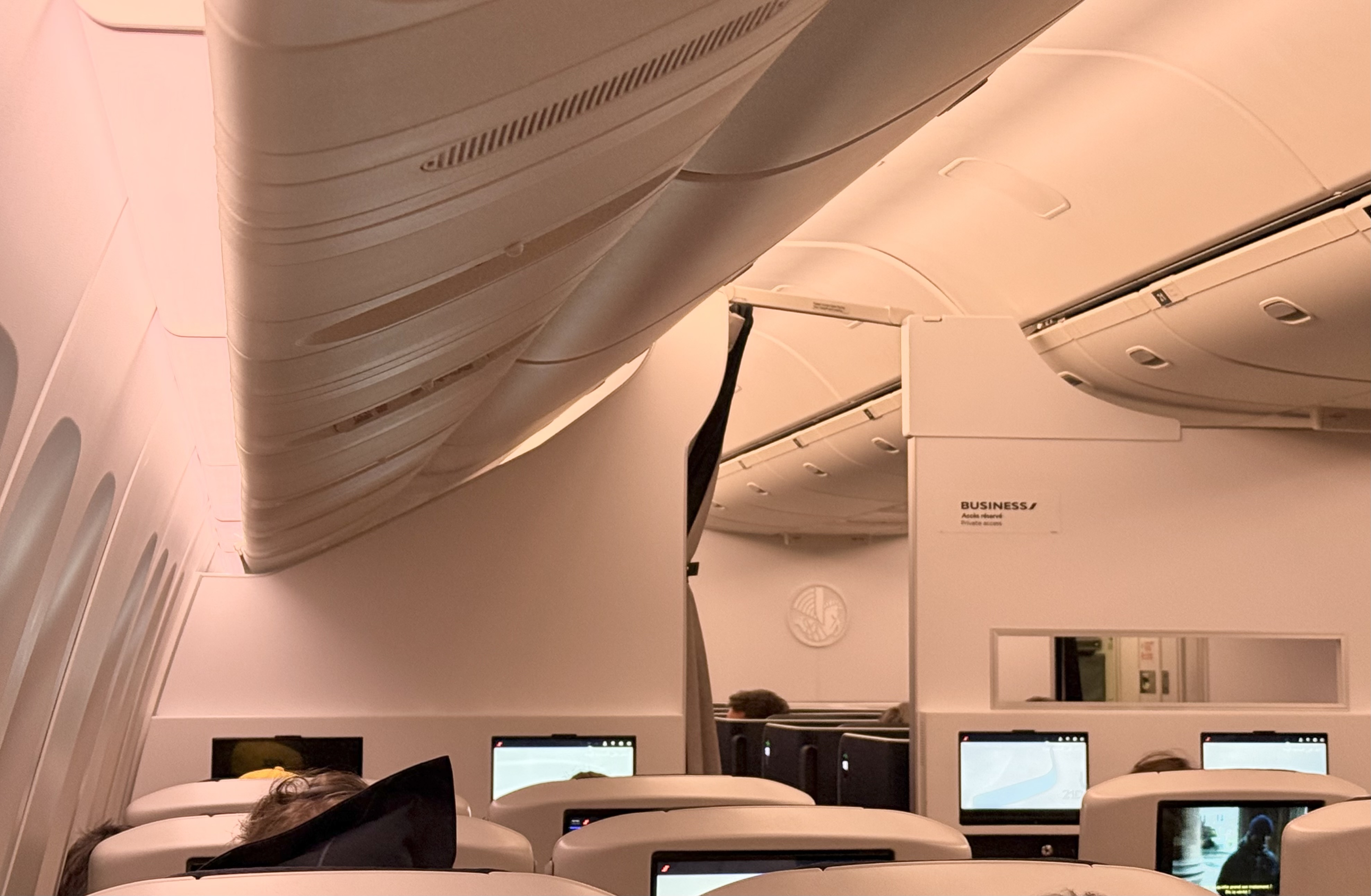 Air France Boeing 777 300 premium economy overhead lockers and no air vents Air France Boeing 777 300 premium economy overhead lockers and no air vents
