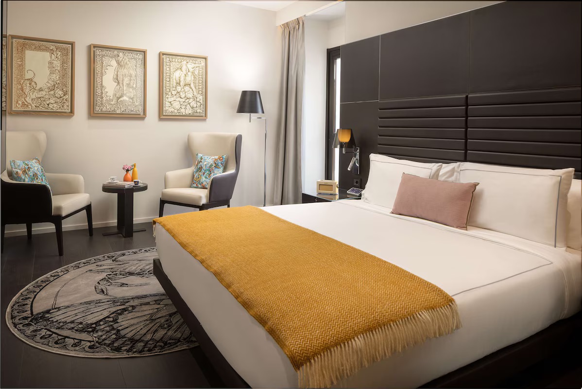 Artotel Rome Artotel Rome Guest Room with Paintings