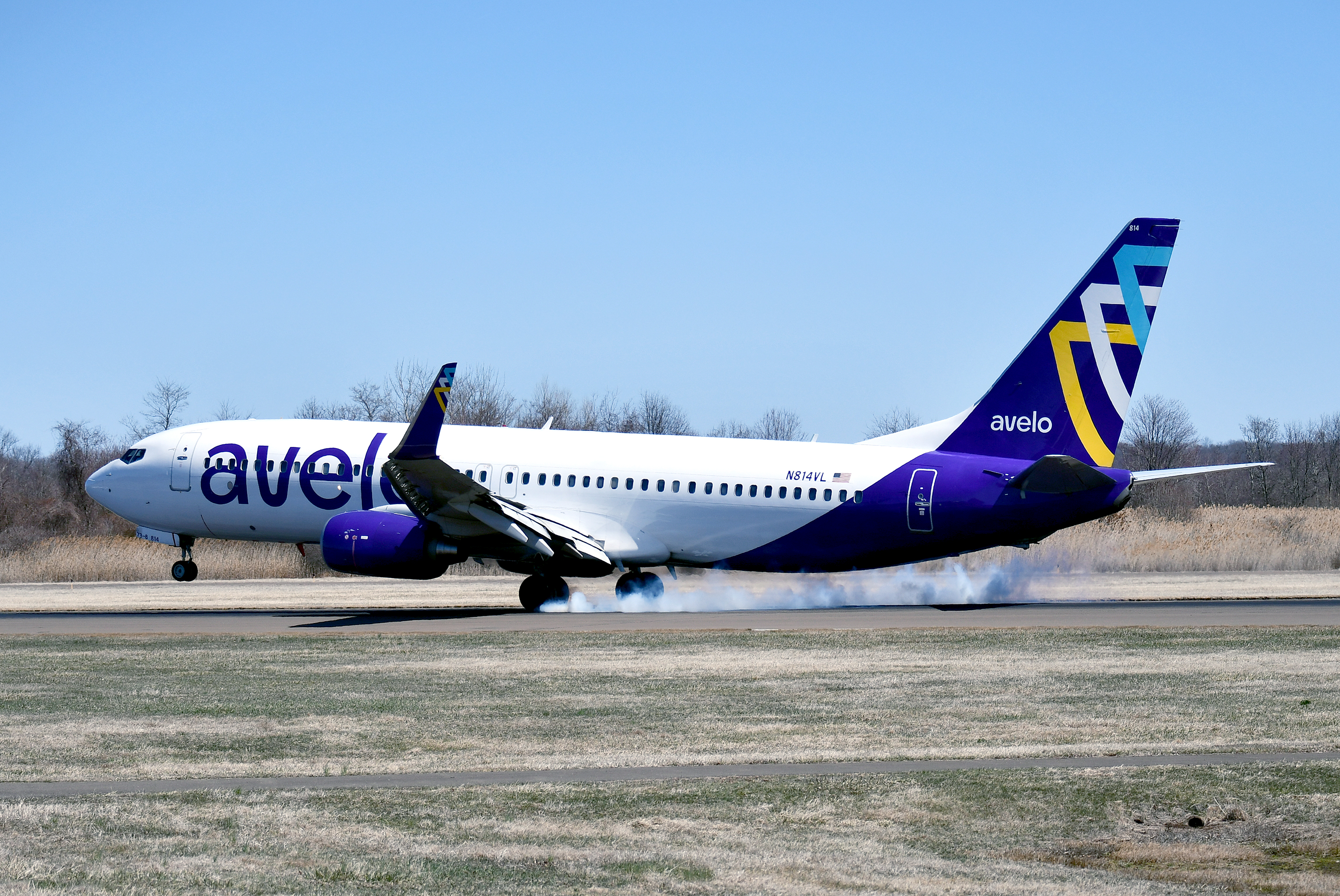 Avelo 737 800 HVN Landing Smoke