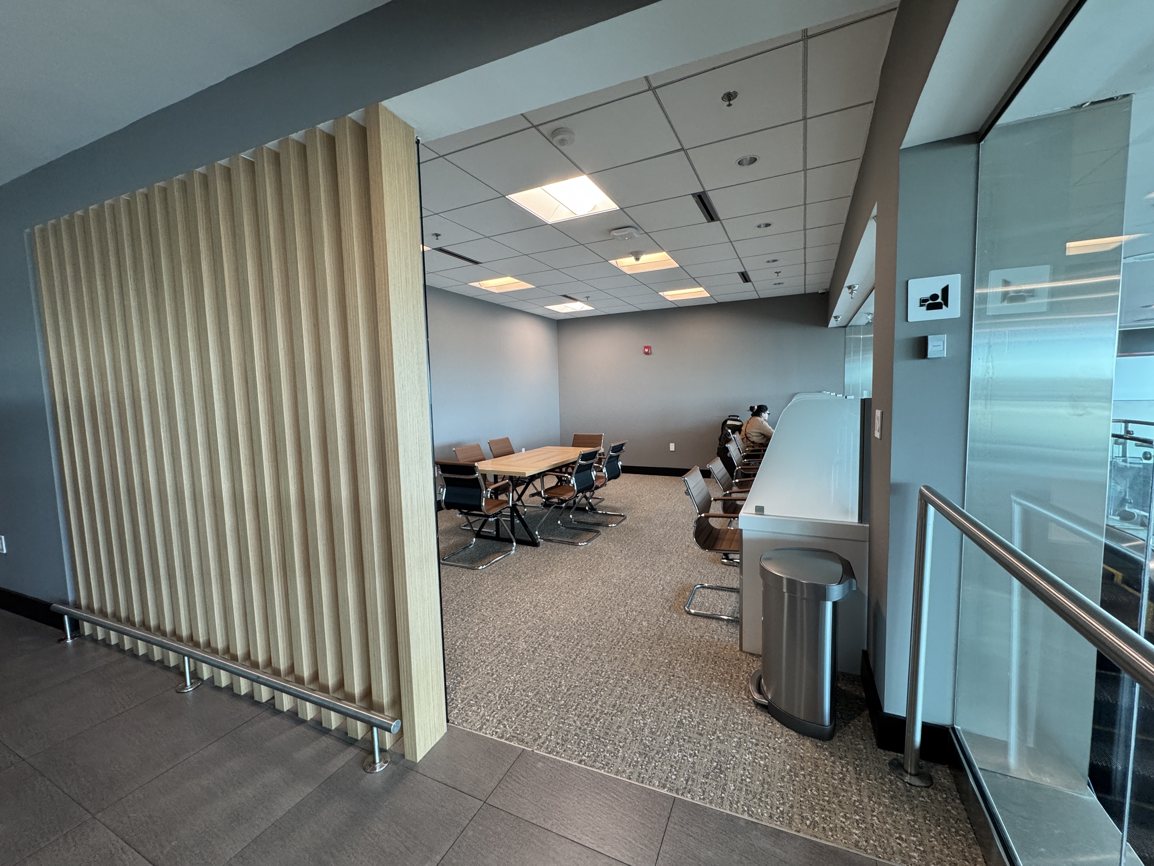Avianca VIP Lounge business center 1