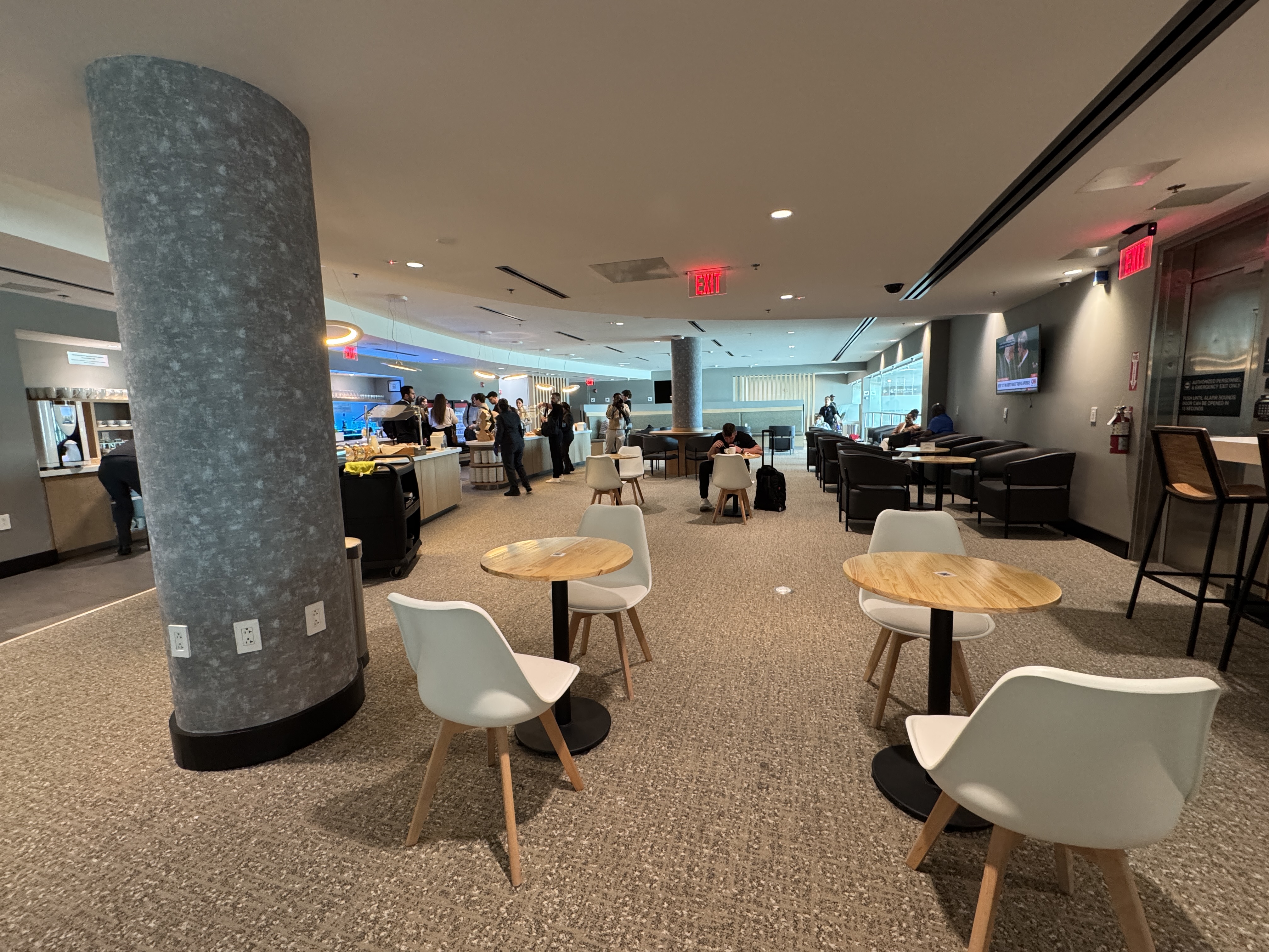 Avianca SALA VIP Lounge Miami Avianca VIP Lounge open space seating 1