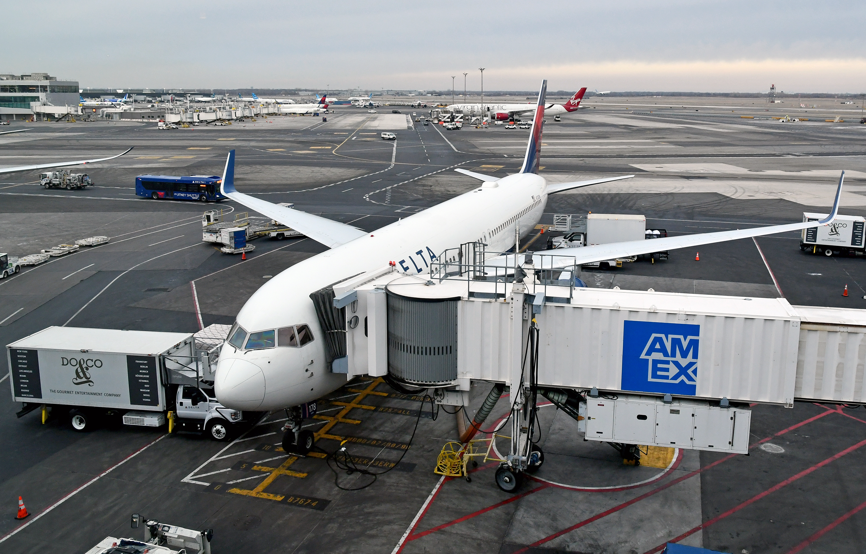 Delta 767 300ER JFK Terminal 4 AmEx Delta 767 300ER JFK Terminal 4 AmEx