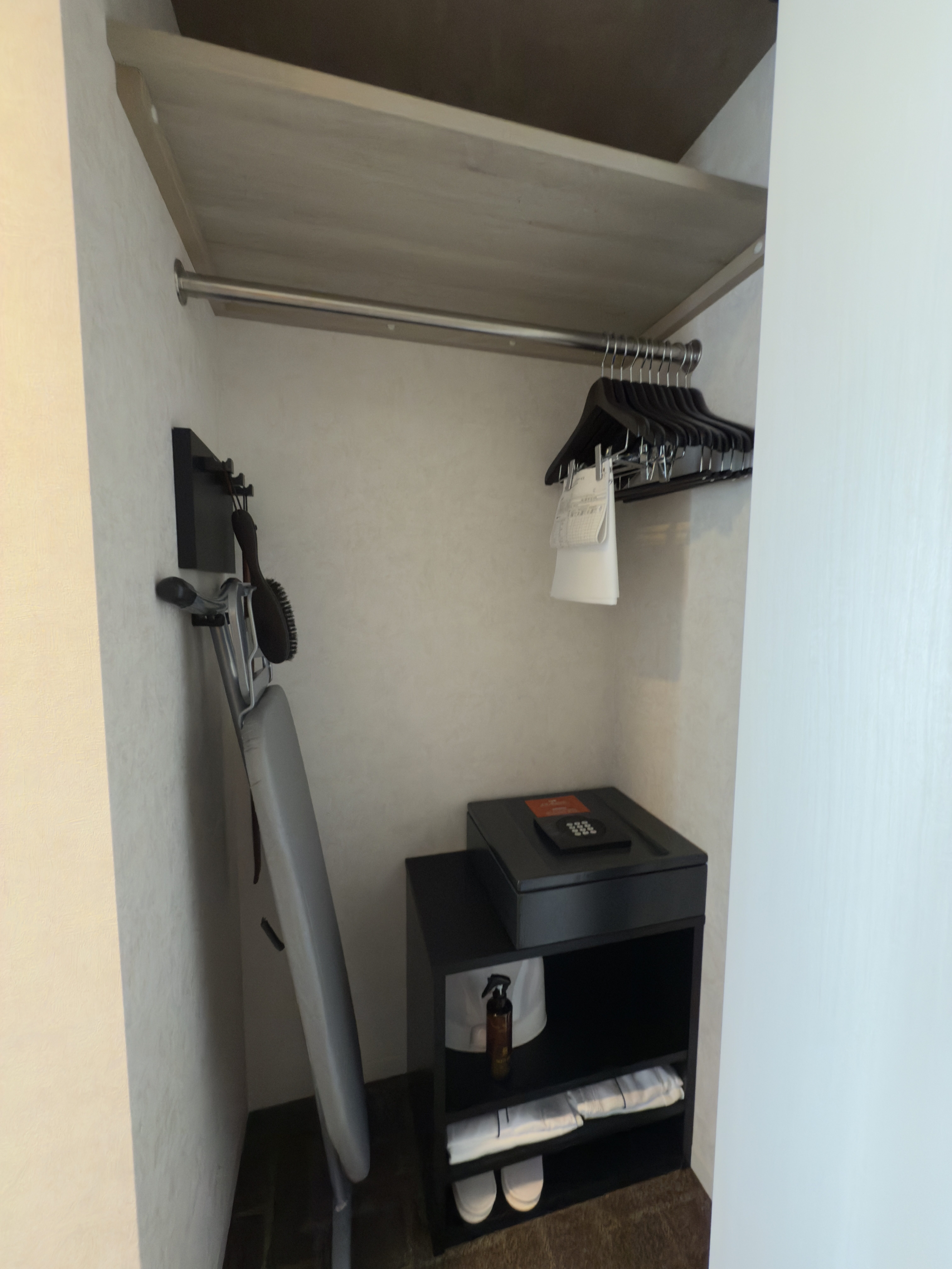 DoubleTree by Hilton Tokyo Ariake closet interior DoubleTree by Hilton Tokyo Ariake closet interior