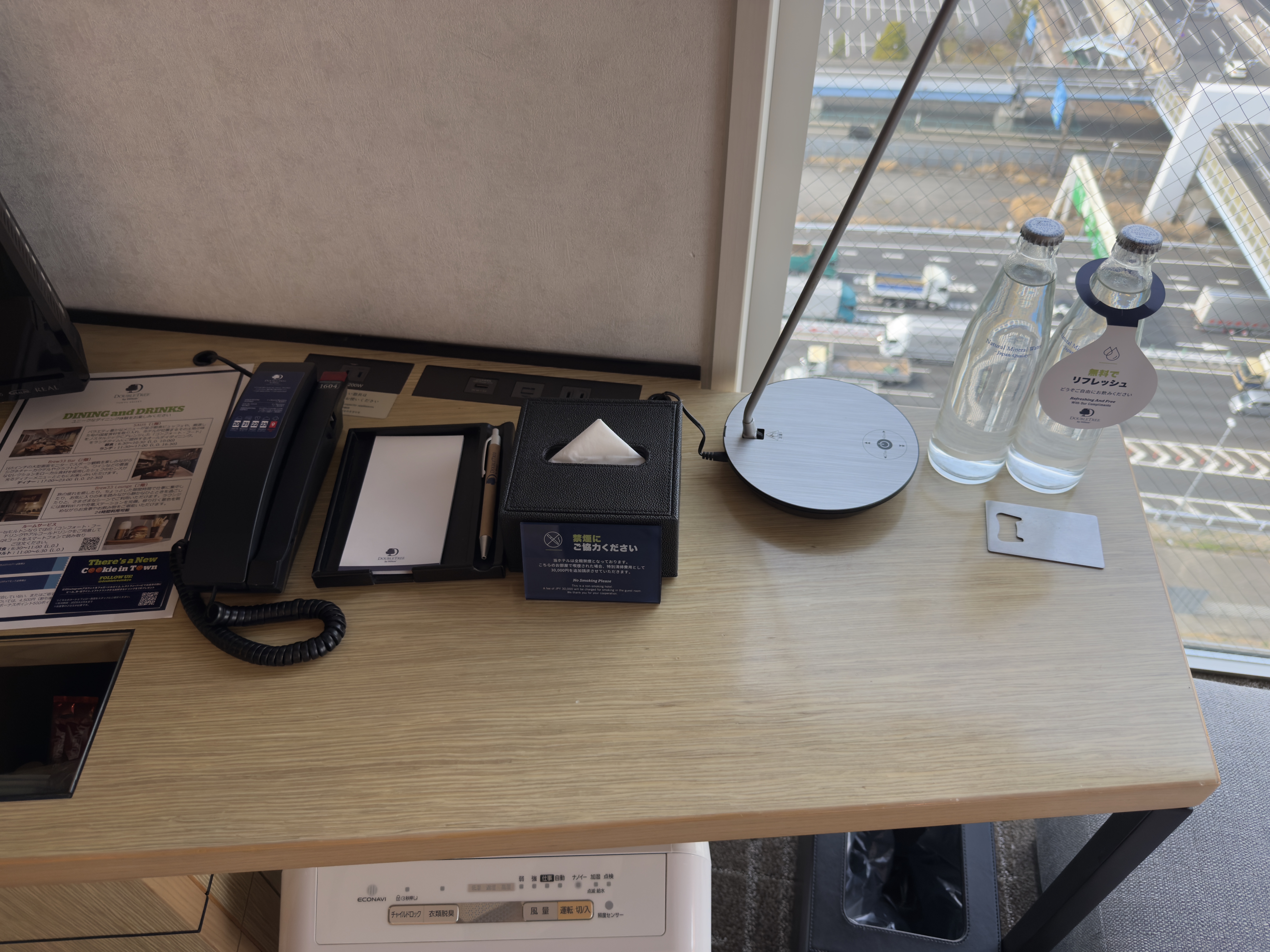 DoubleTree by Hilton Tokyo Ariake desk top DoubleTree by Hilton Tokyo Ariake desk top