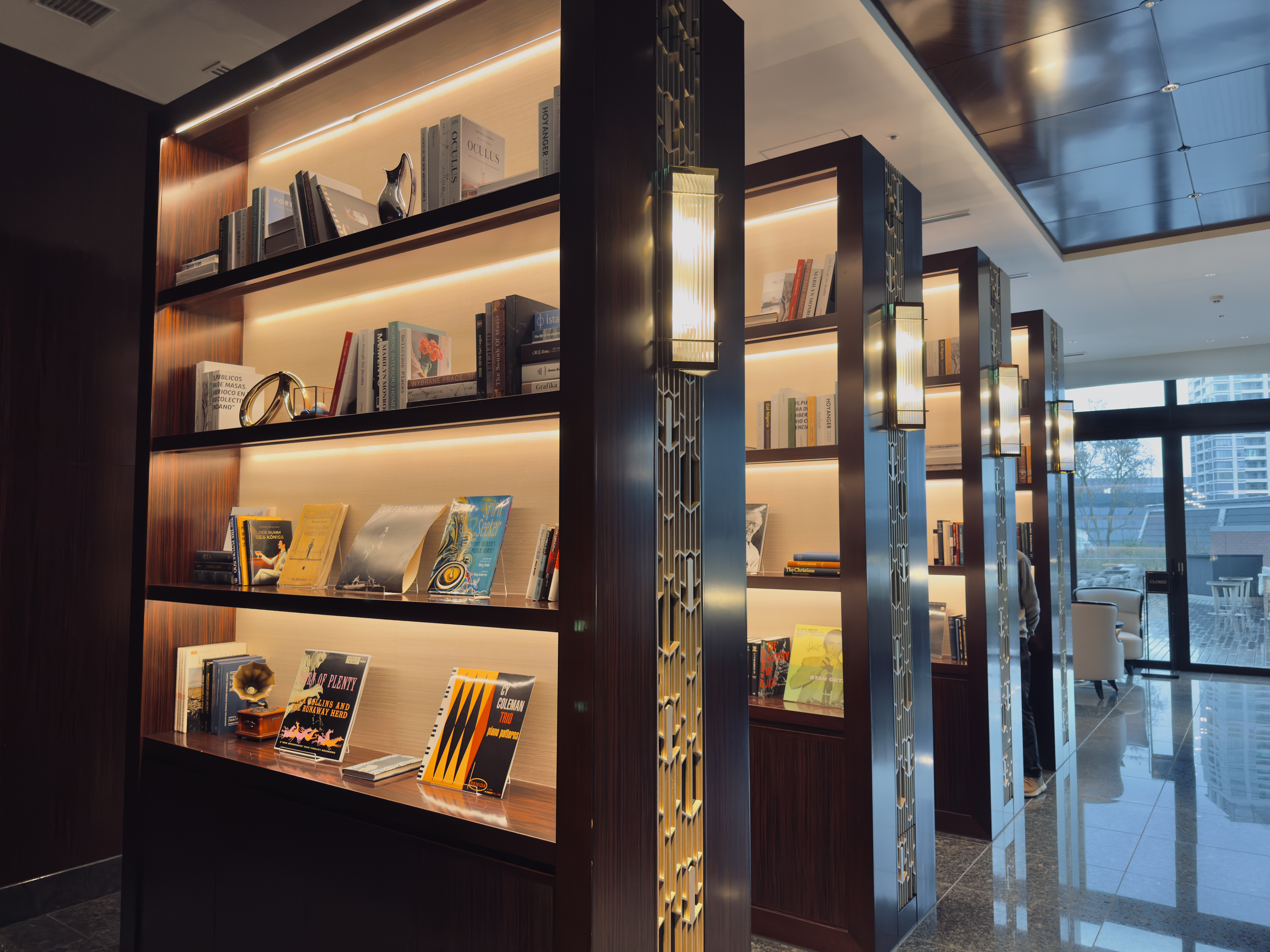 Hilton Yokohama lounge bookshelf