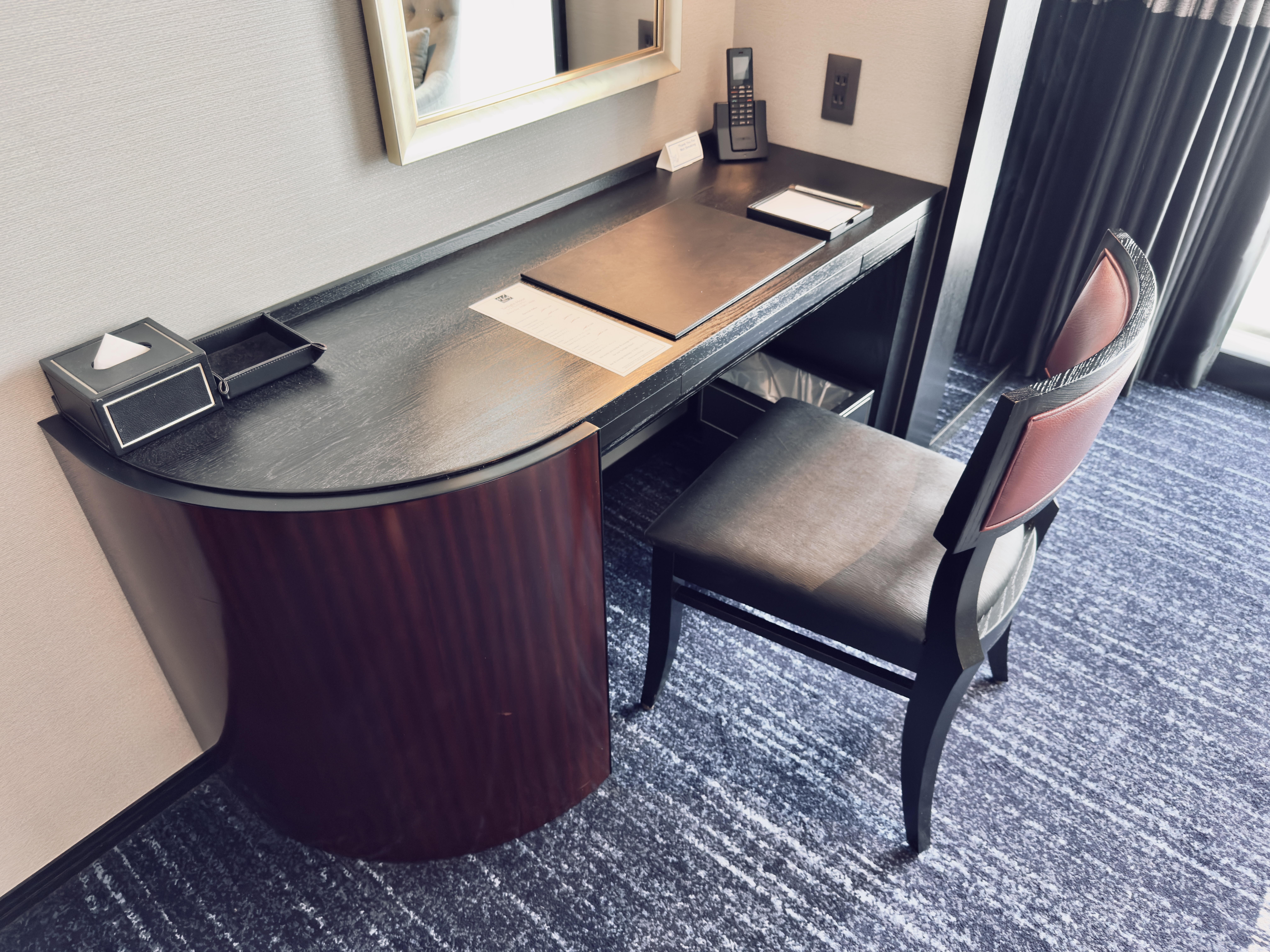 Hilton Yokohama workstation desk