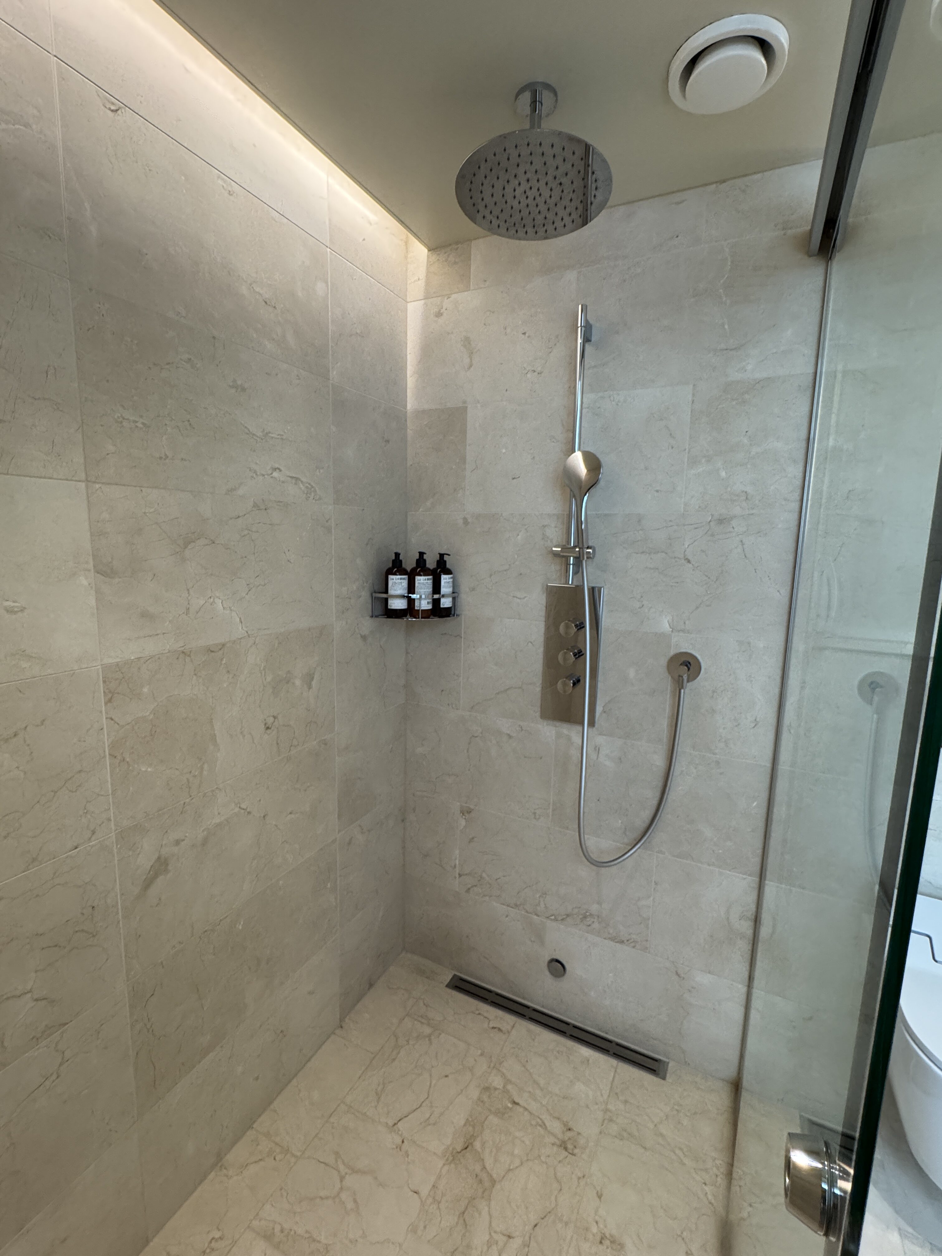 Hotel St George shower Hotel St George shower