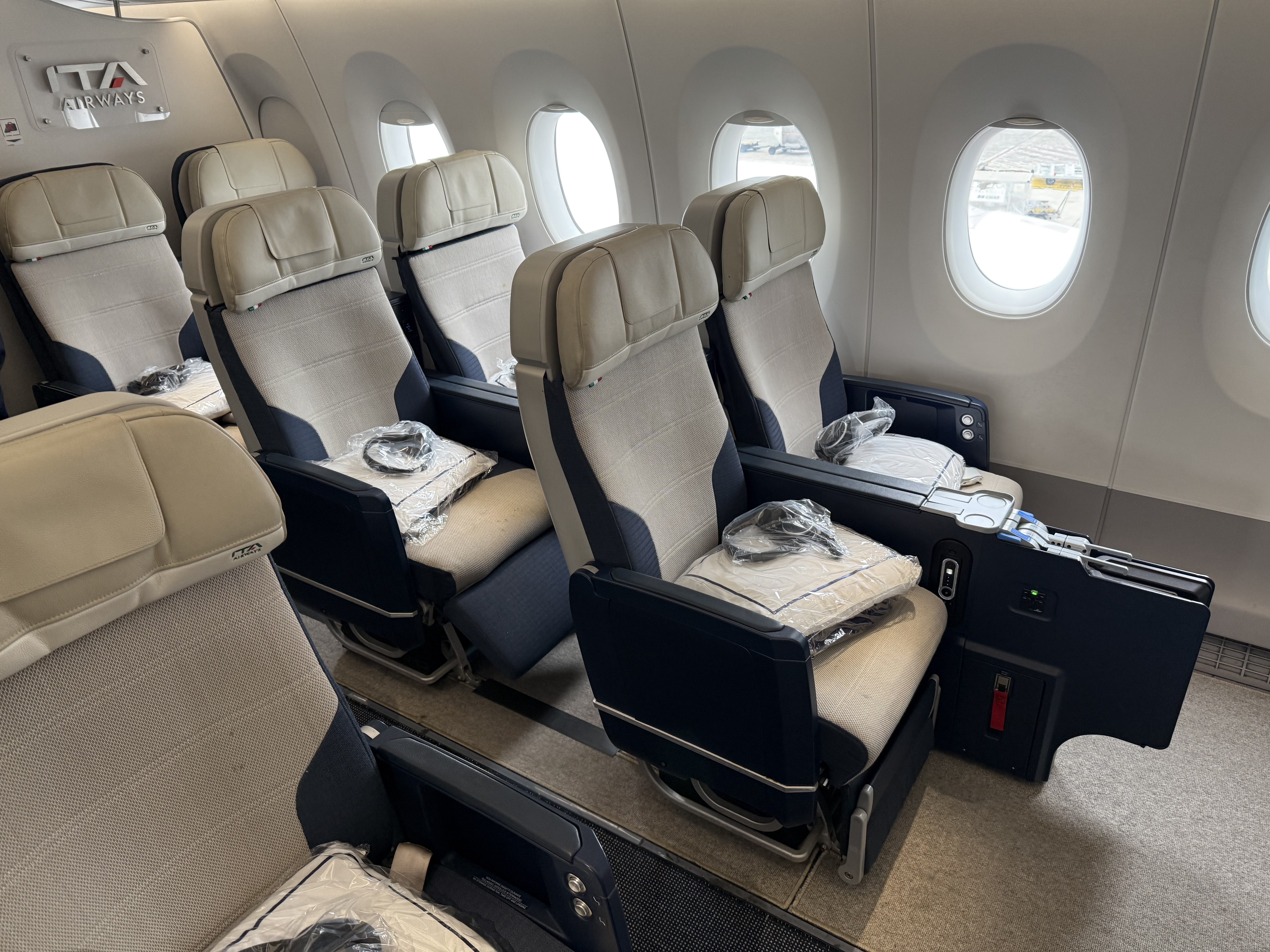 ITA Airways Airbus A350 premium economy bulkhead row space comparison ITA Airways Airbus A350 premium economy bulkhead row space comparison