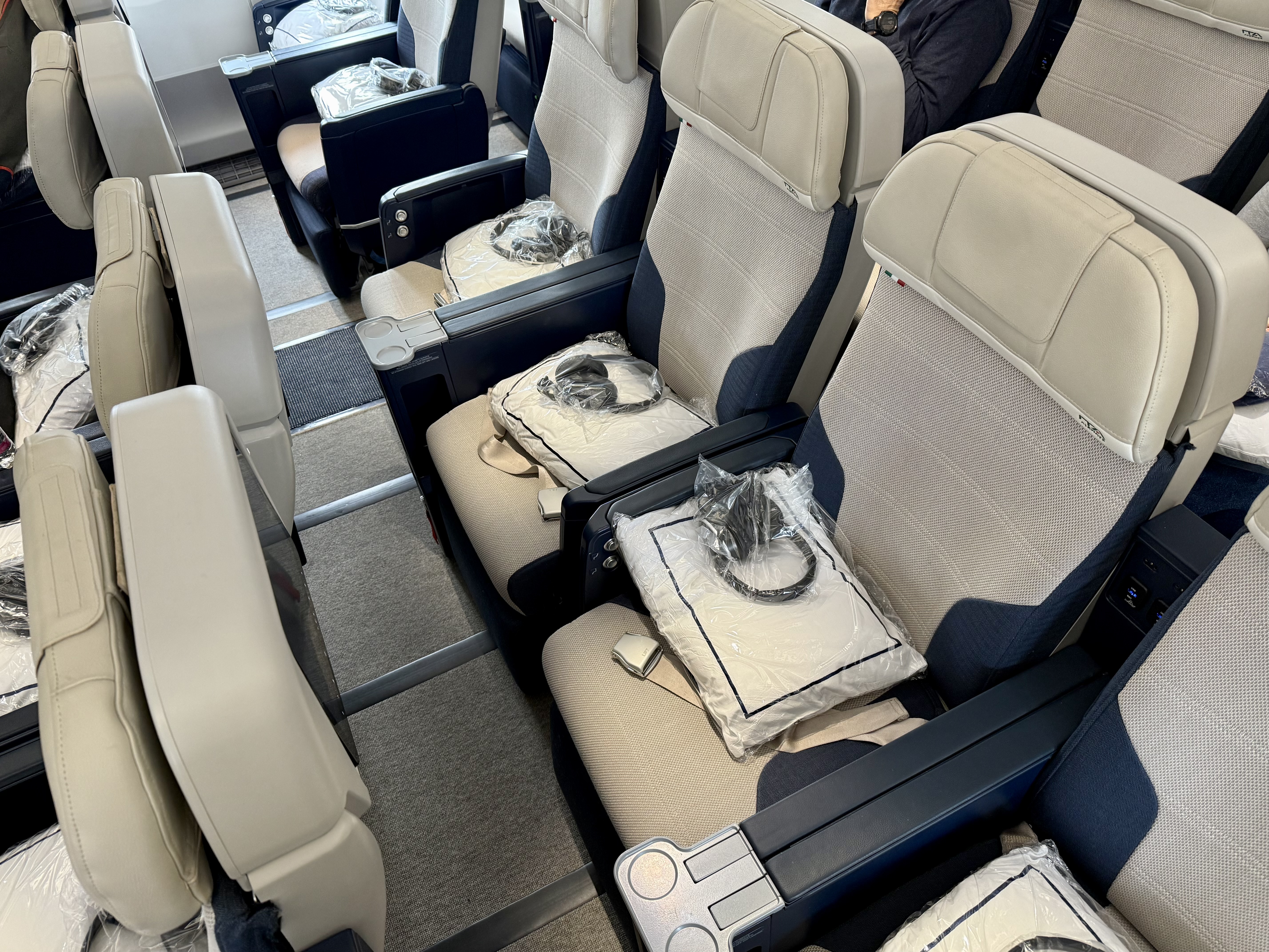 ITA Airways Airbus A350 premium economy middle seat arm rests ITA Airways Airbus A350 premium economy middle seat arm rests