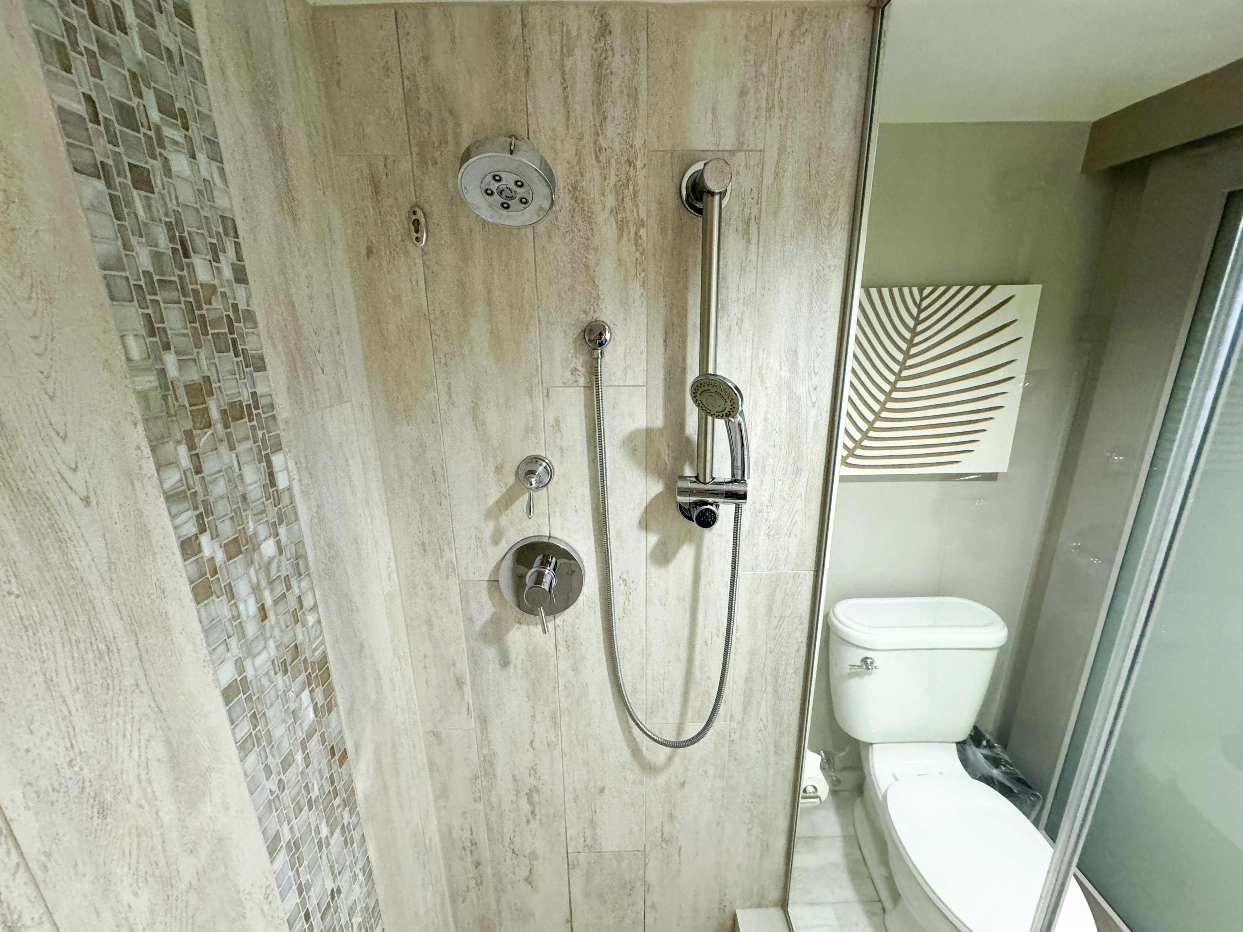 Loews Royal Pacific Hotel Universal Orlando room shower Loews Royal Pacific Hotel Universal Orlando room shower