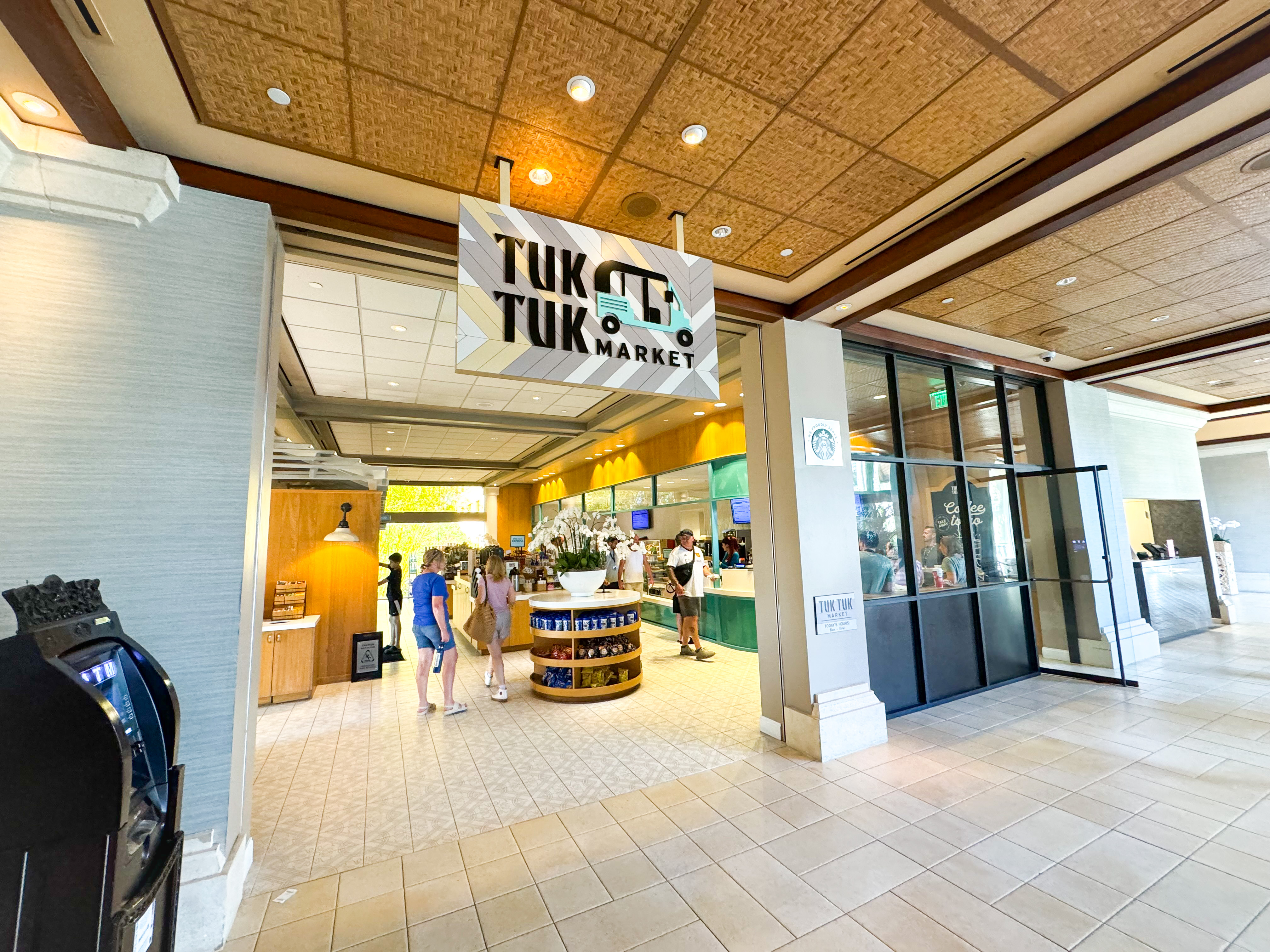 Loews Royal Pacific Hotel Universal Orlando starbucks tuk tuk market Loews Royal Pacific Hotel Universal Orlando starbucks tuk tuk market