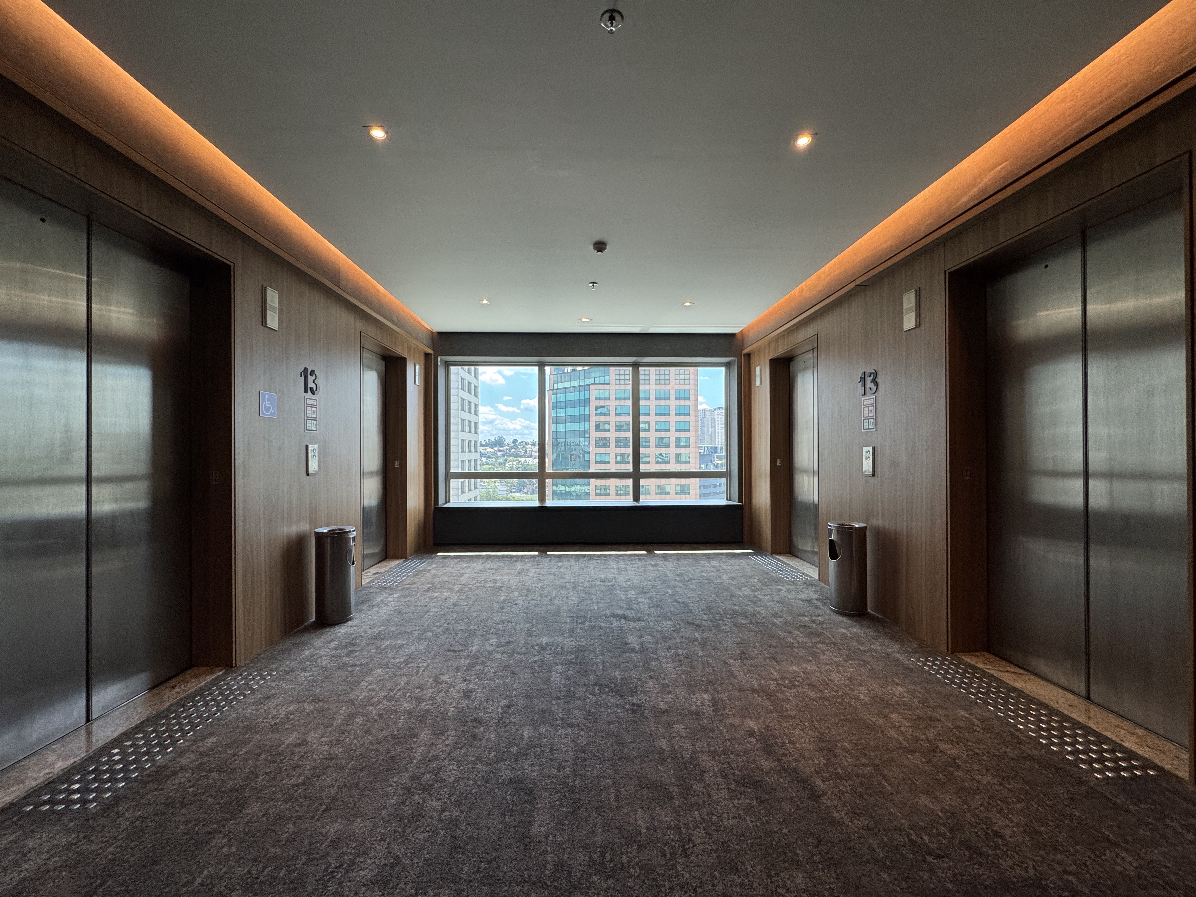 Sheraton Sao Paulo WTC Hotel elevator waiting area Sheraton Sao Paulo WTC Hotel elevator waiting area