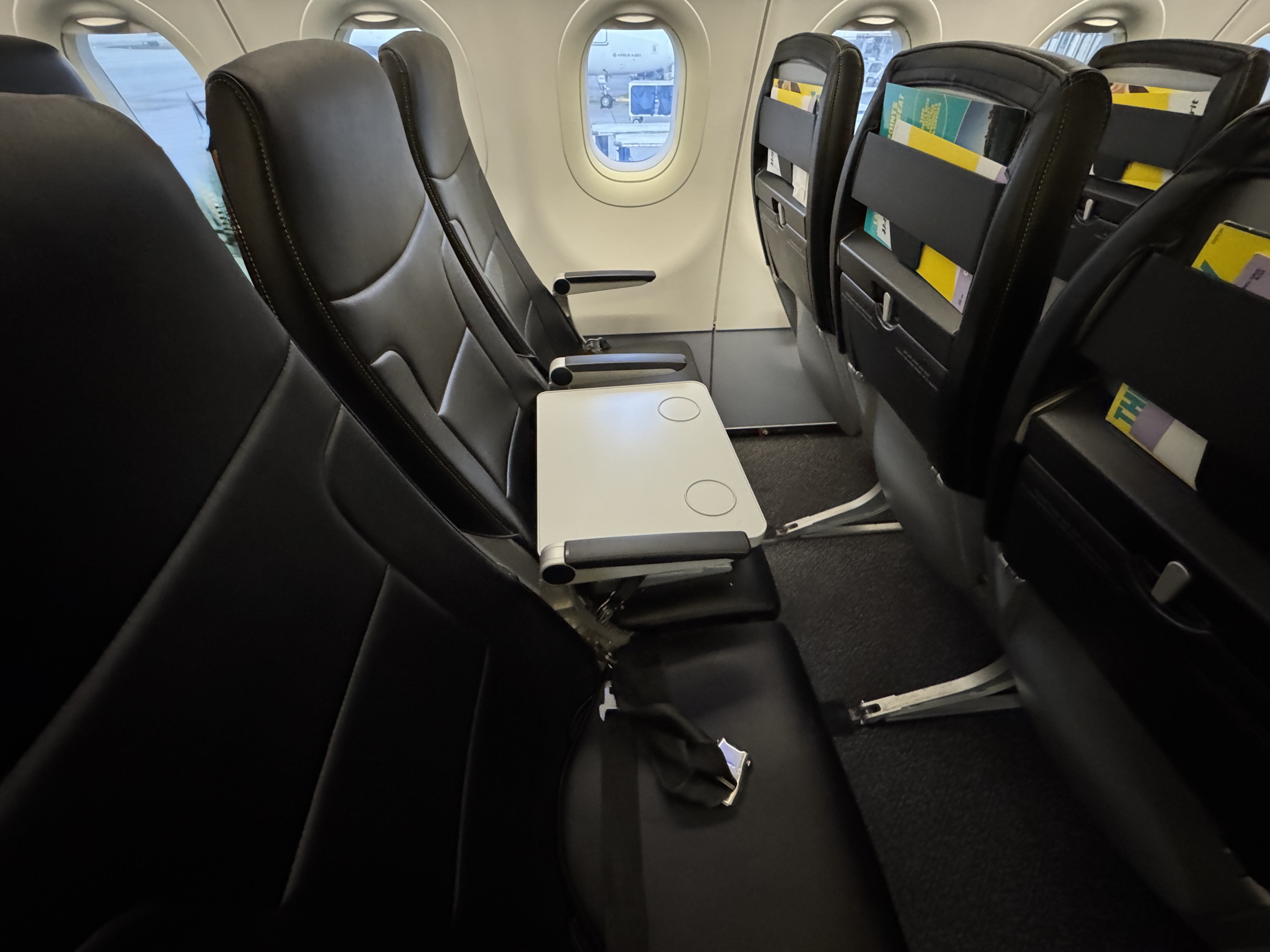 Spirit Go Comfy Tray table middle seat aisle Spirit Go Comfy Tray table middle seat aisle
