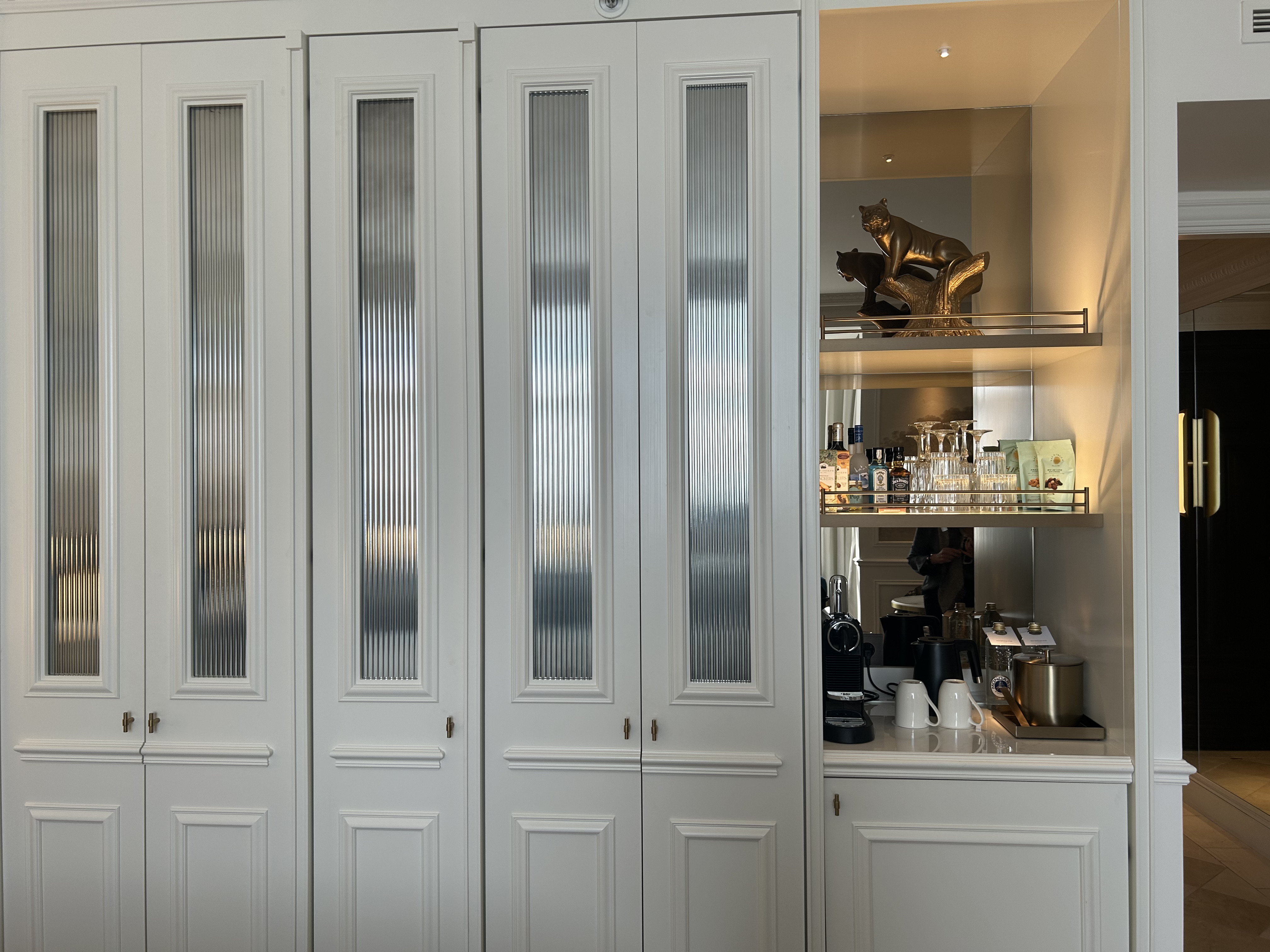 The Palace, a Luxury Collection Hotel, Madrid guest room closet