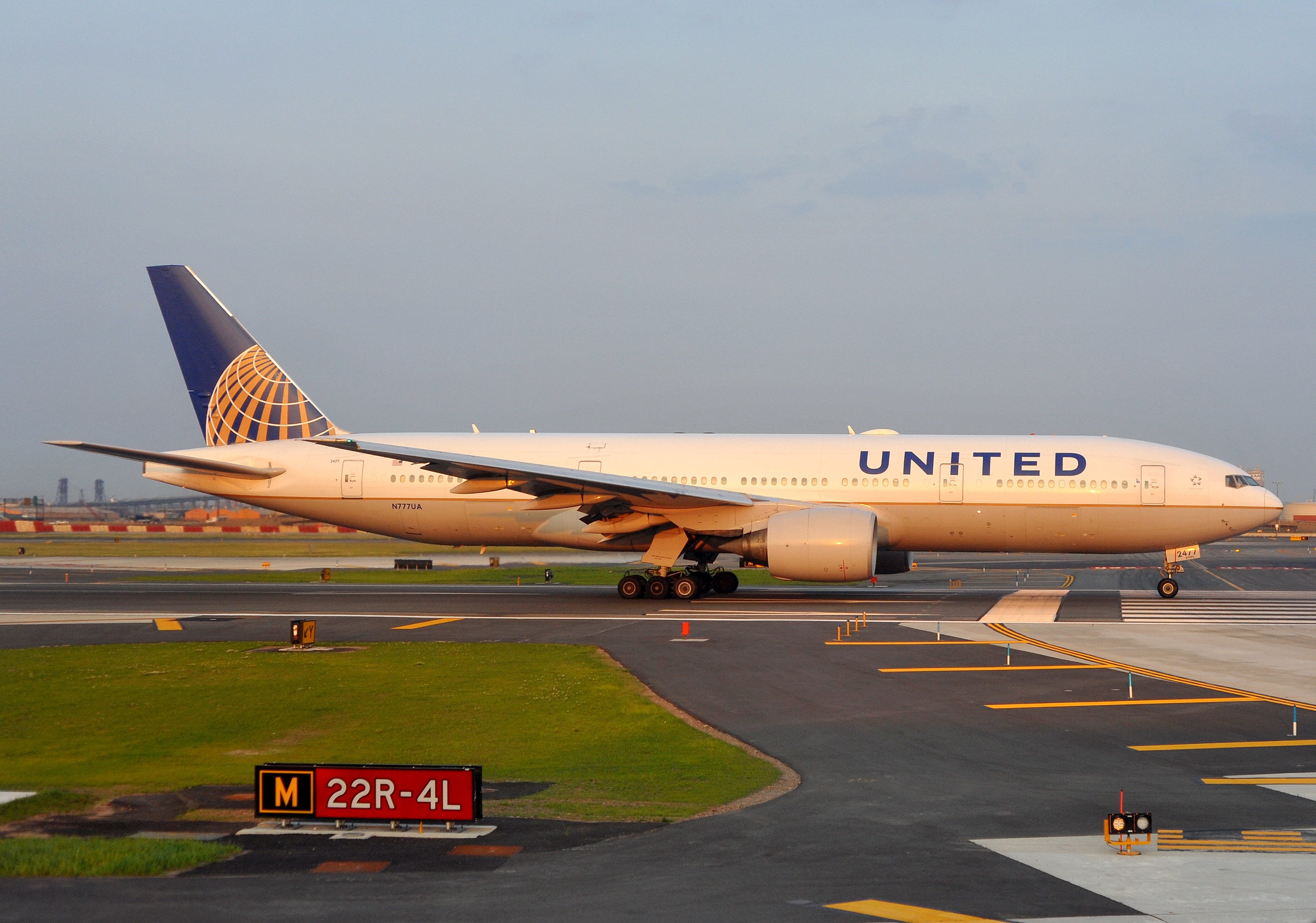 United 777 200 EWR